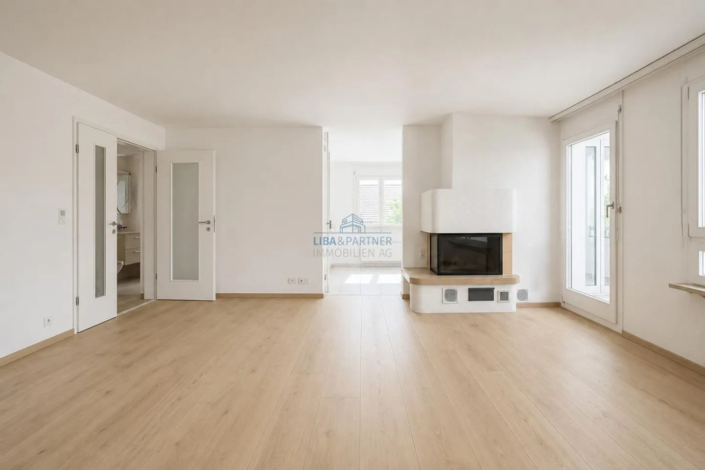 Bright 4.5-room apartment with balcony, winter garden and fireplace - Photo 1 of 10