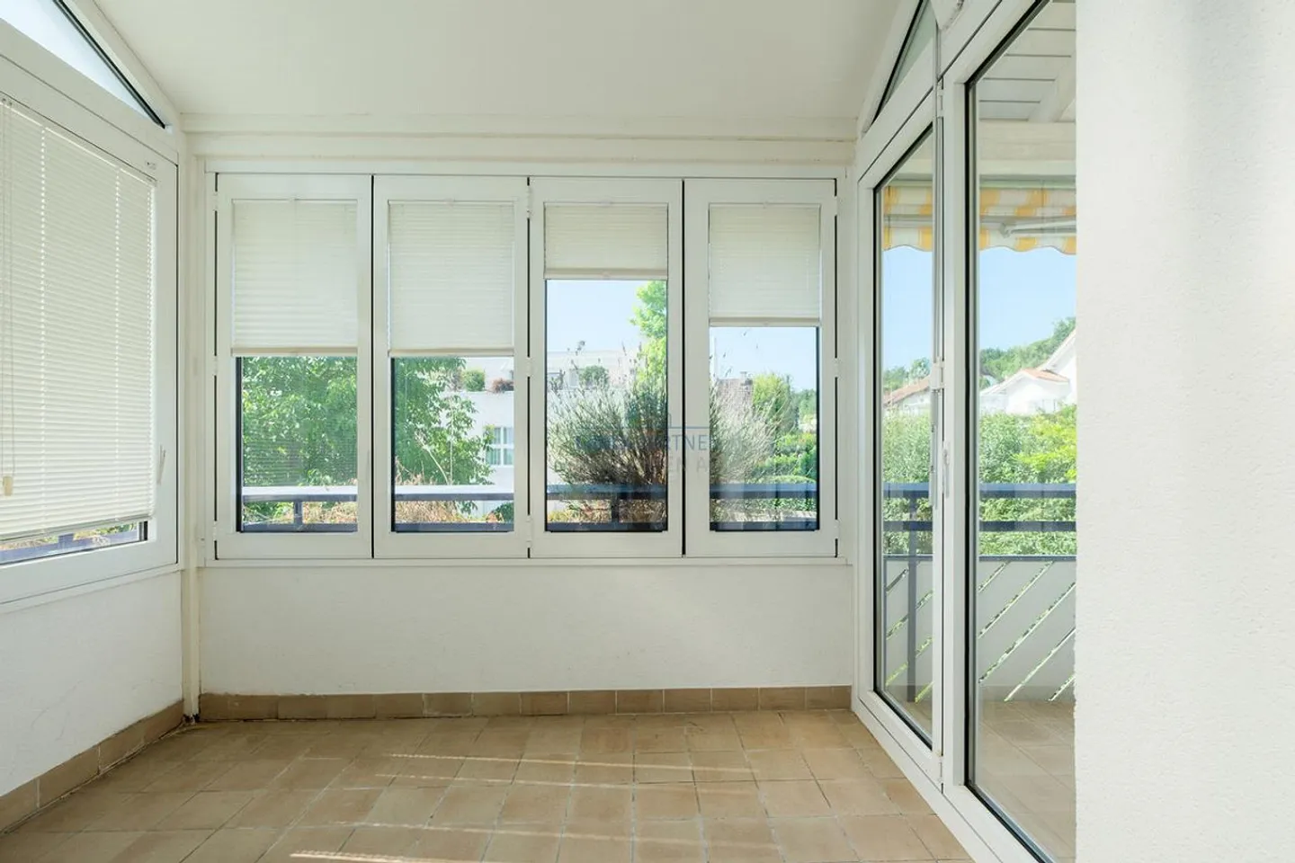 Bright 4.5-room apartment with balcony, winter garden and fireplace - Photo 3 of 10