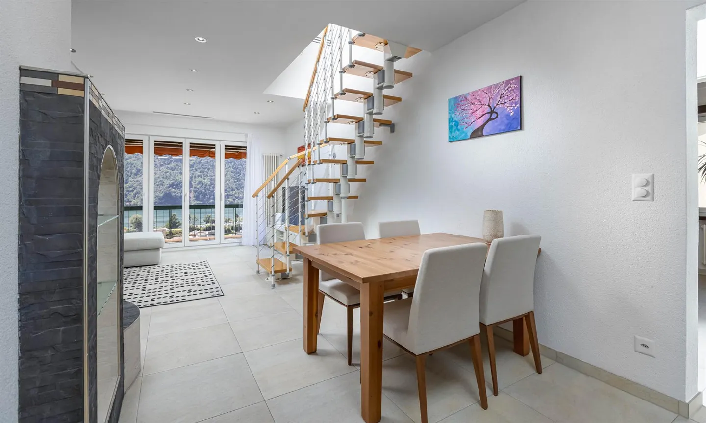 Beau penthouse avec 3,5 pièces et vue sur le lac à Melano - Photo 5 sur 11