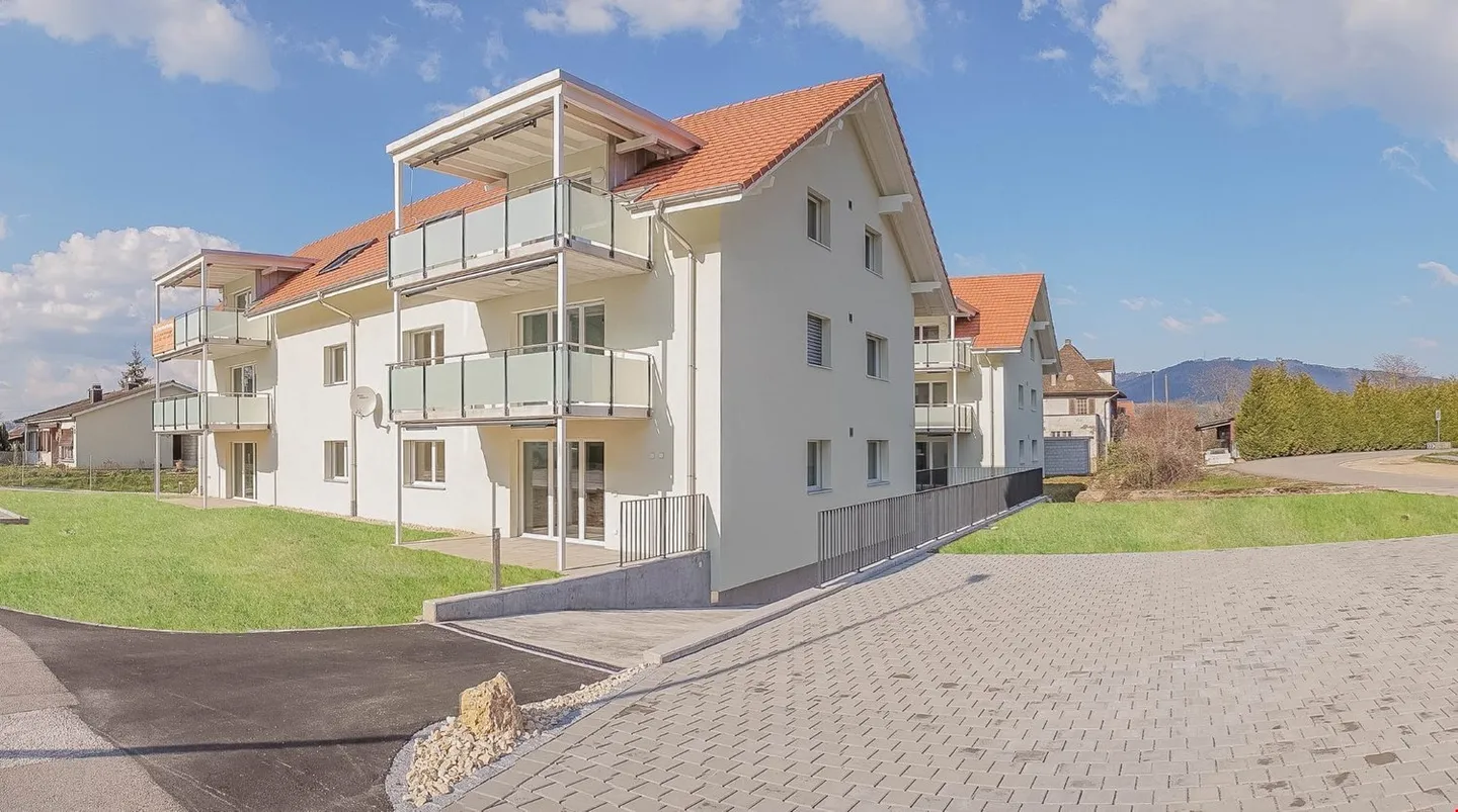 Moderno appartamento di 3,5 stanze con balcone a Mumpf - Foto 2 di 13