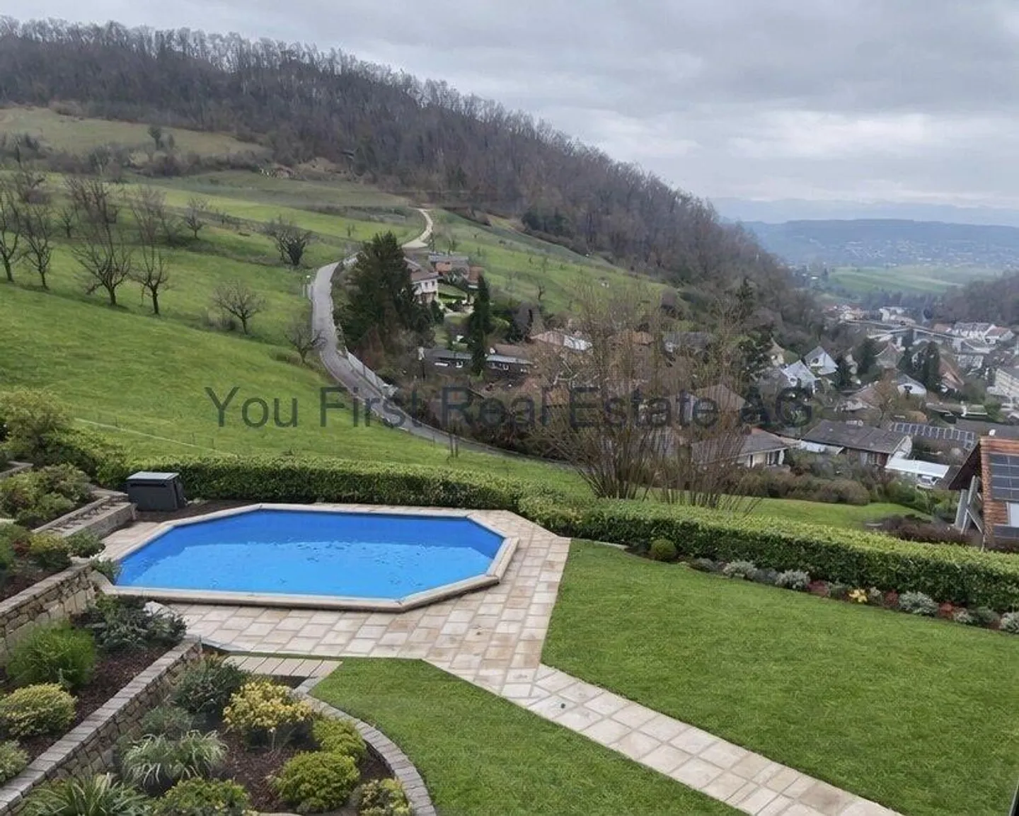 Charmantes Einfamilienhaus mit Pool - Foto 3 von 12