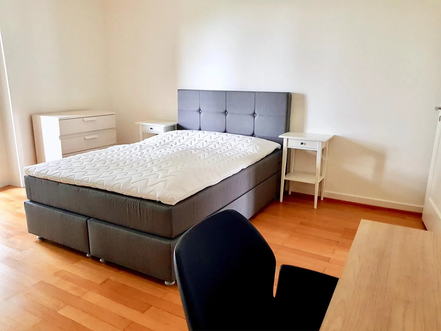 Furnished room in modern apartment in Basel - Photo 1 of 13