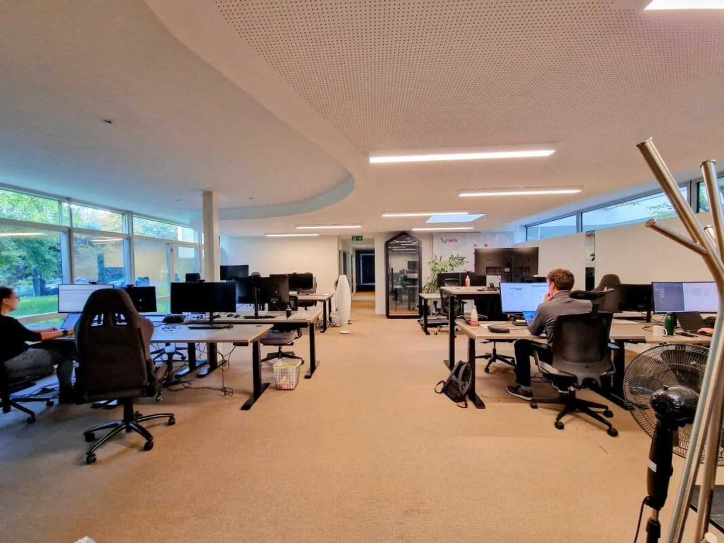 Turnkey, modern and bright offices facing the lake. - Photo 1 of 7