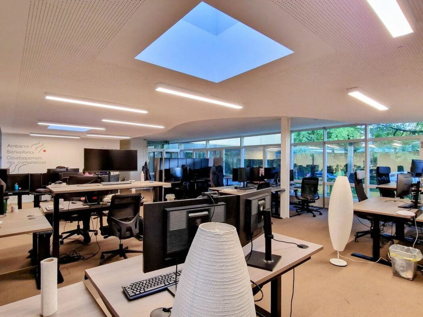 Turnkey, modern and bright offices facing the lake. - Photo 2 of 7