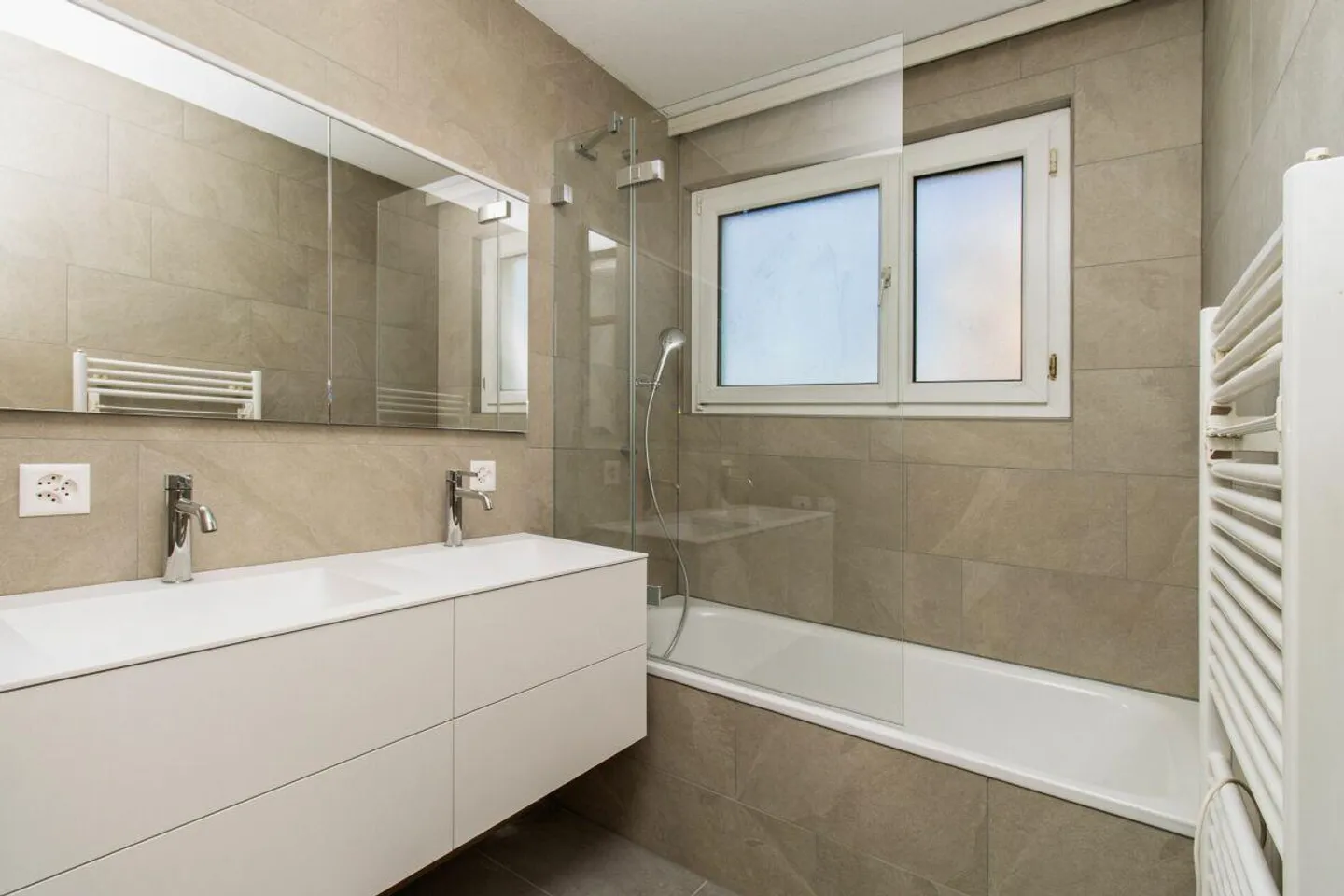 Quiet Living with a View, Conservatory & Smart Home - Photo 4 of 10