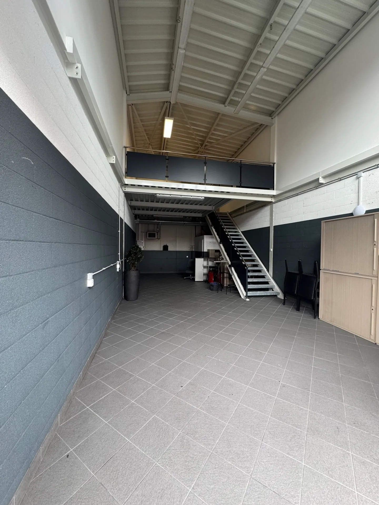 Mixed-use building for rent - Photo 2 of 14