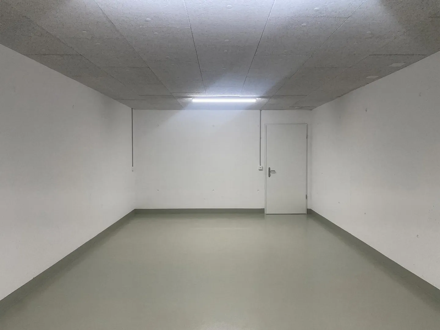 Salle de loisirs avec accès extérieur dans un nouveau complexe résidentiel - Photo 2 sur 4