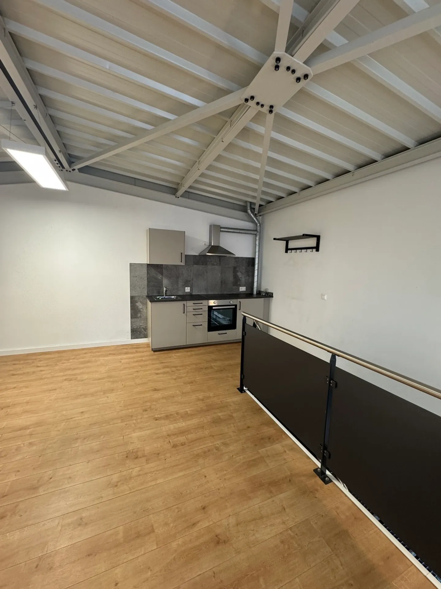 Mixed-use building for rent - Photo 5 of 14