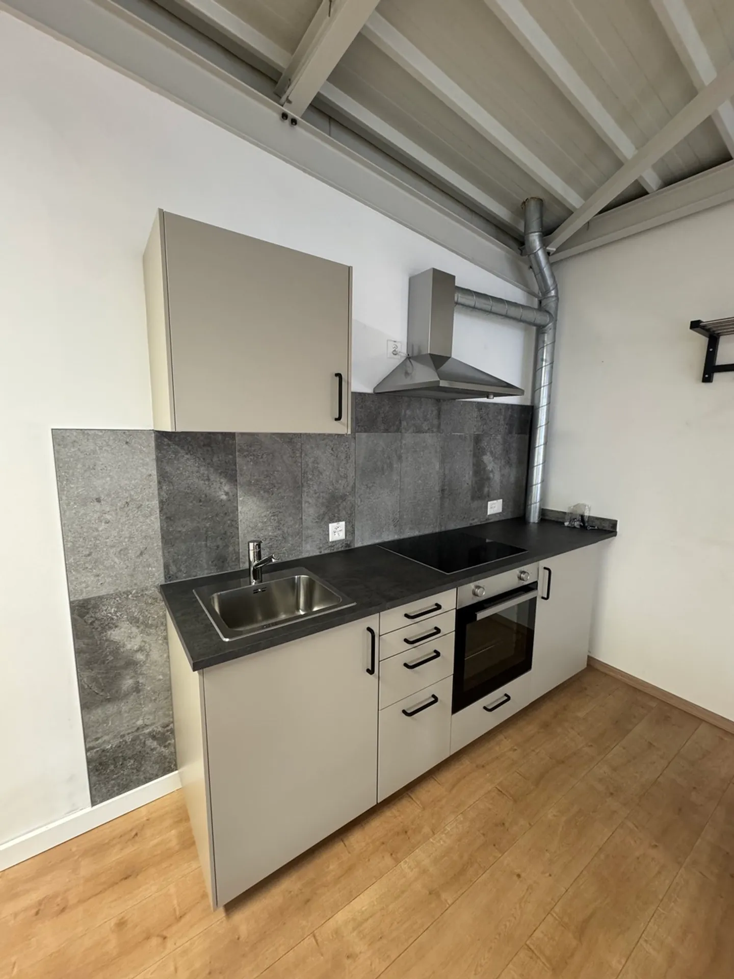 Mixed-use building for rent - Photo 6 of 14
