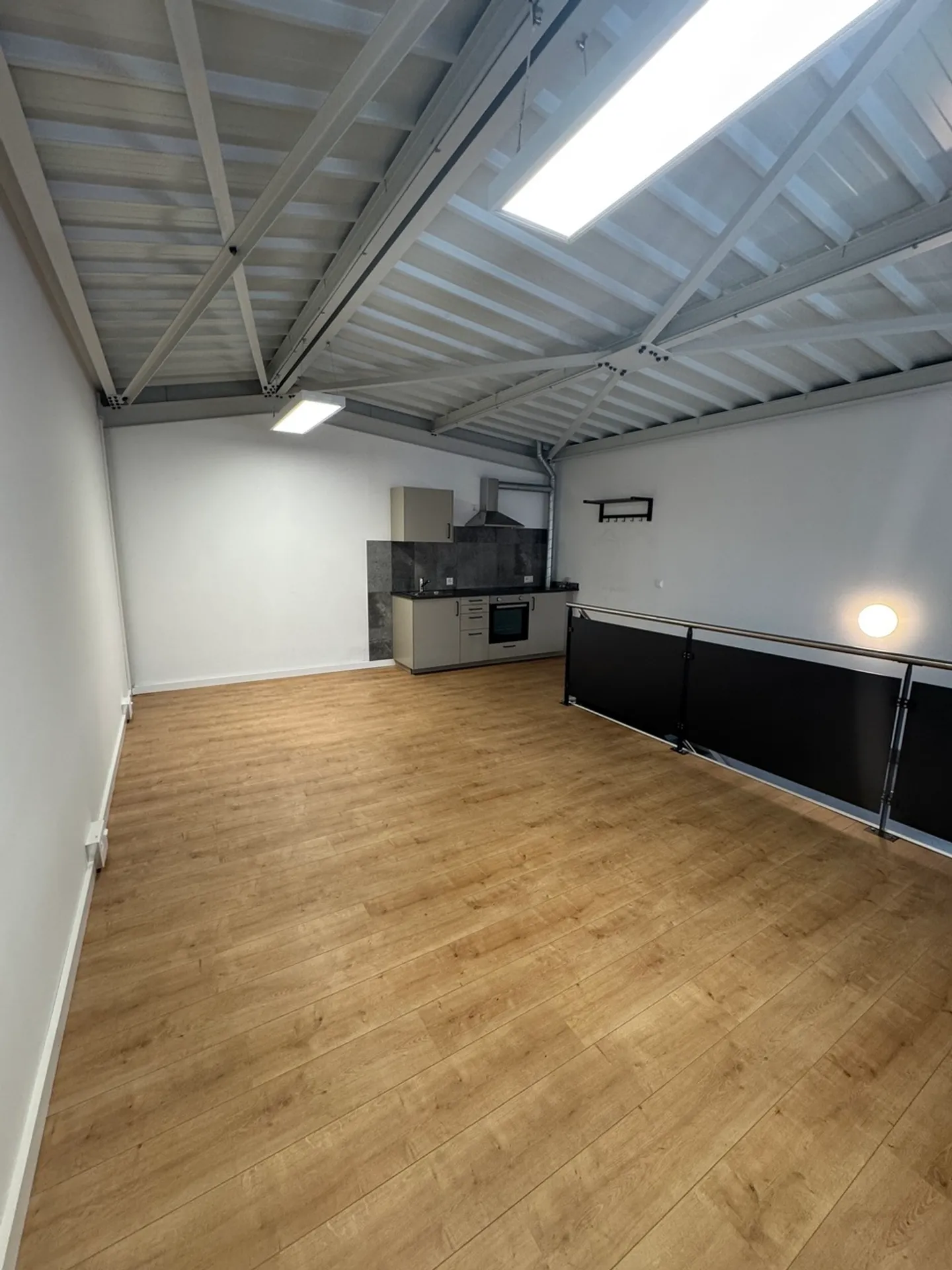 Mixed-use building for rent - Photo 7 of 14