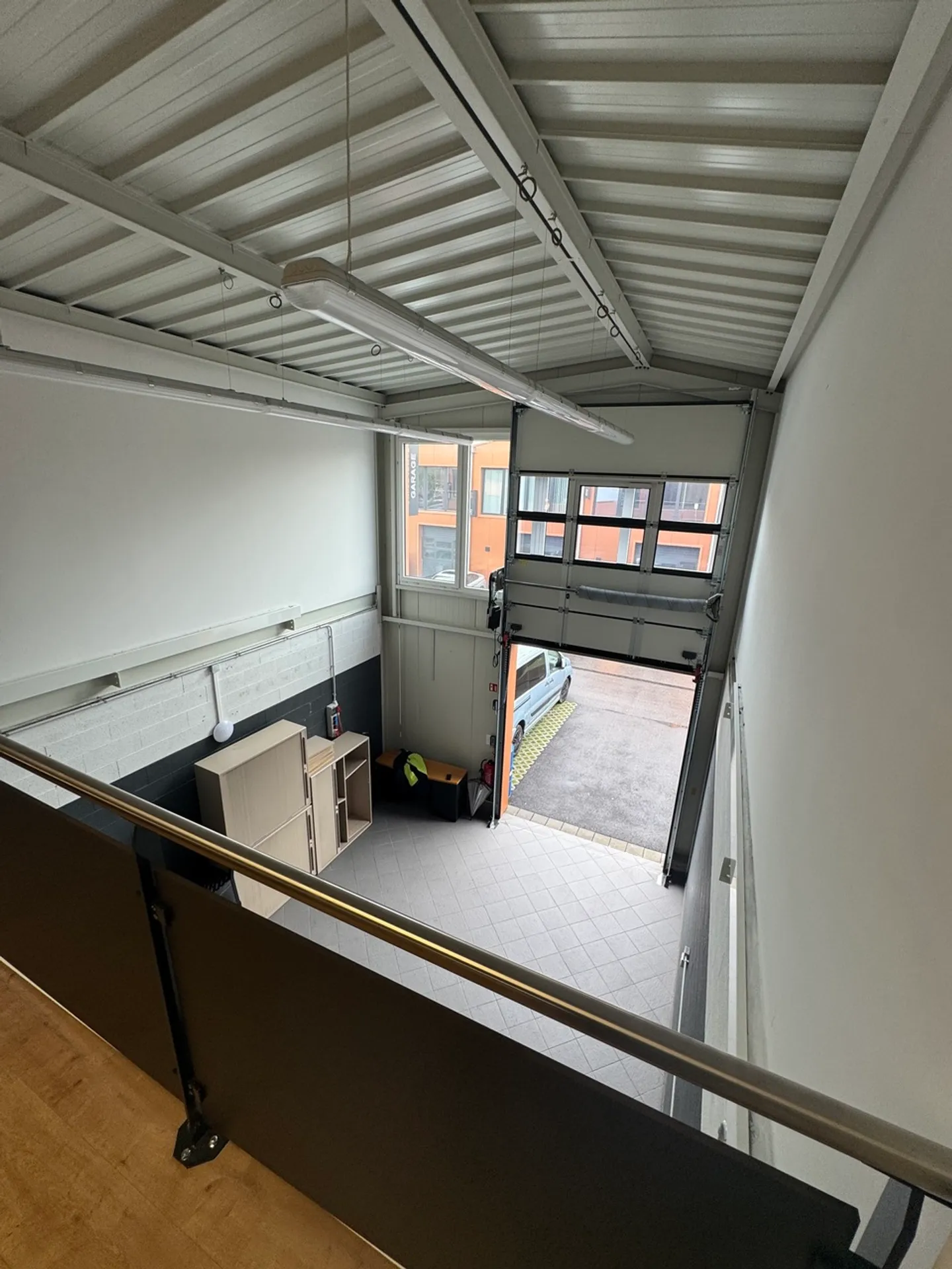 Mixed-use building for rent - Photo 8 of 14