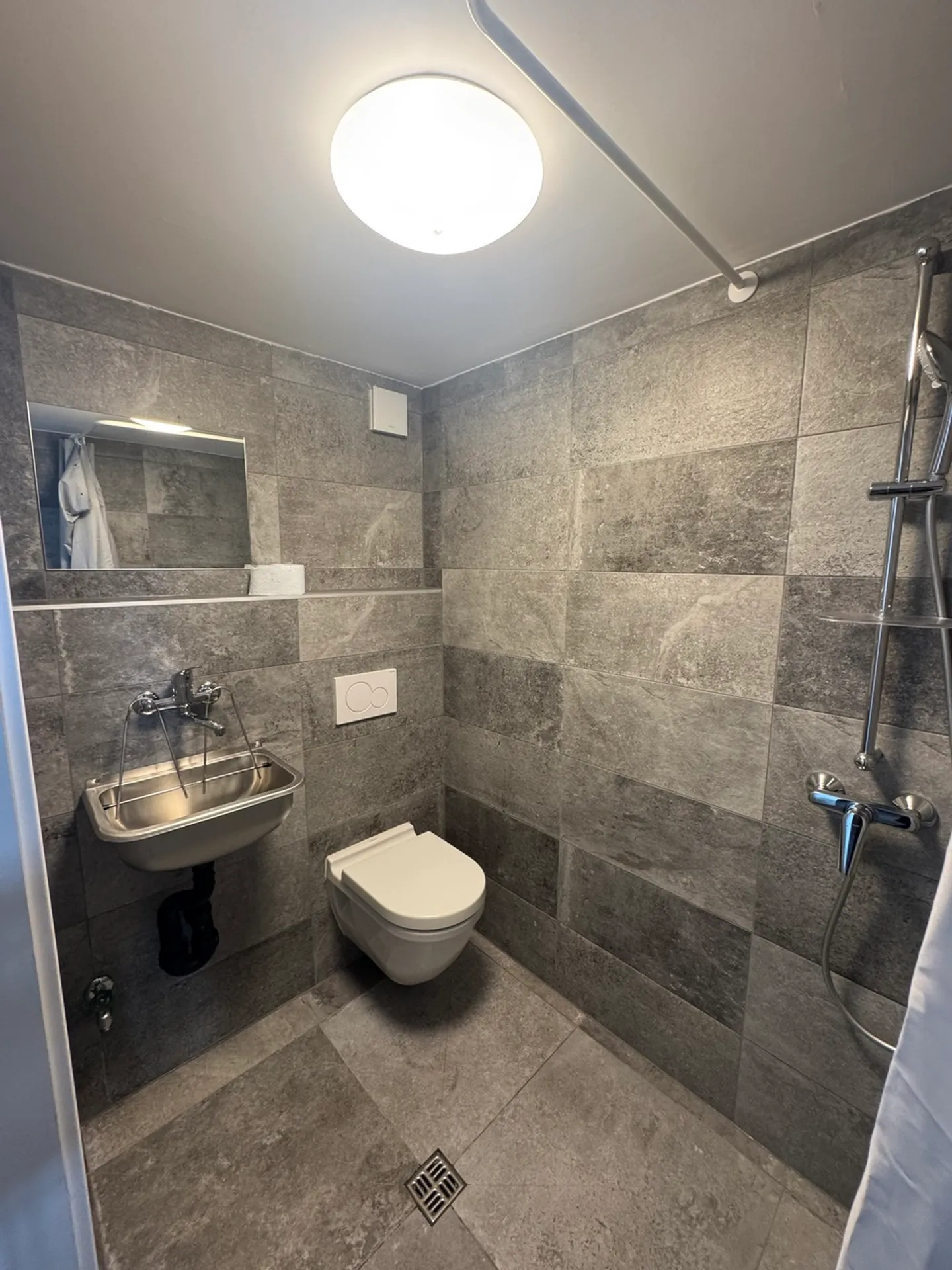 Mixed-use building for rent - Photo 9 of 14
