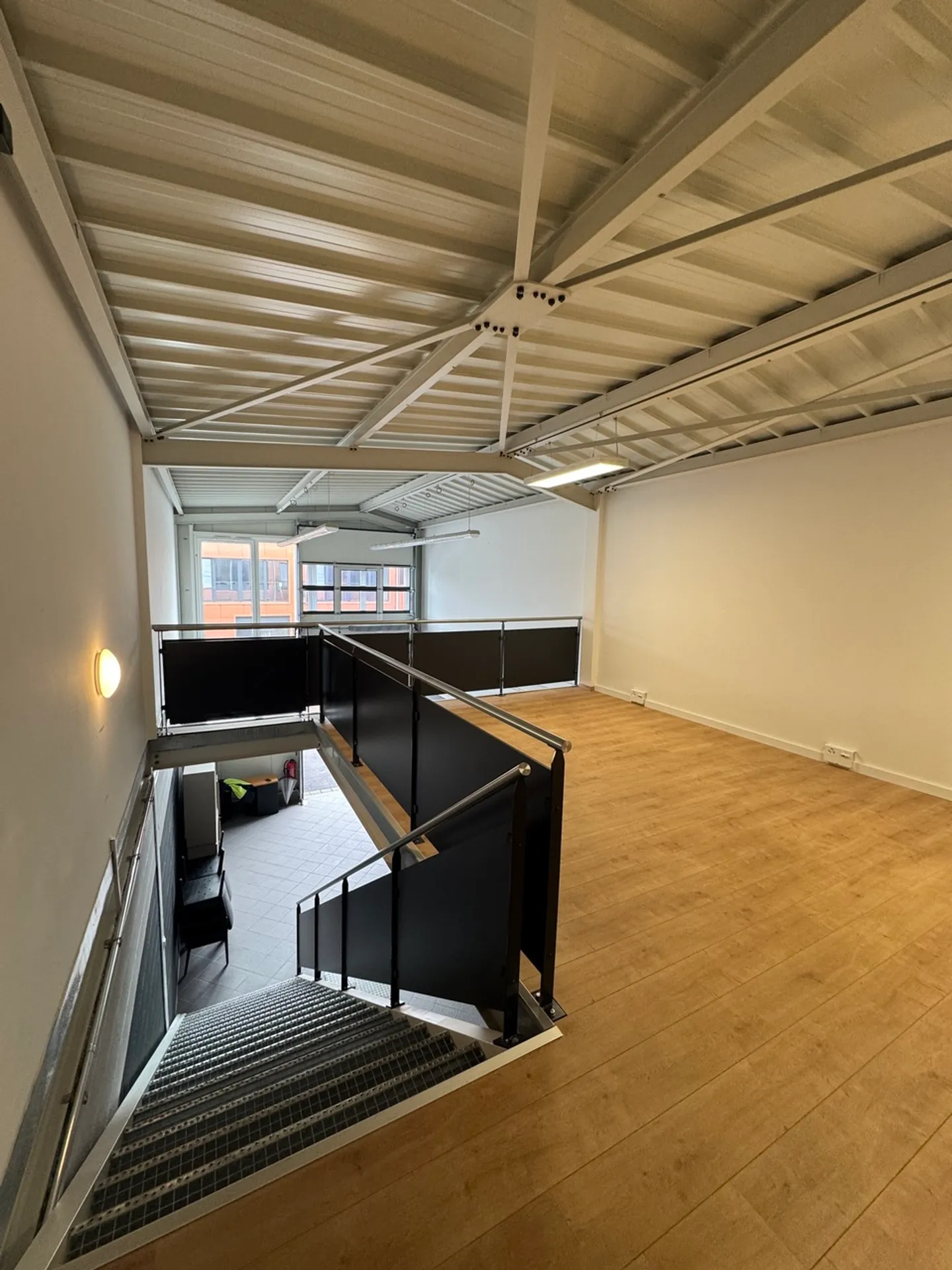Mixed-use building for rent - Photo 10 of 14