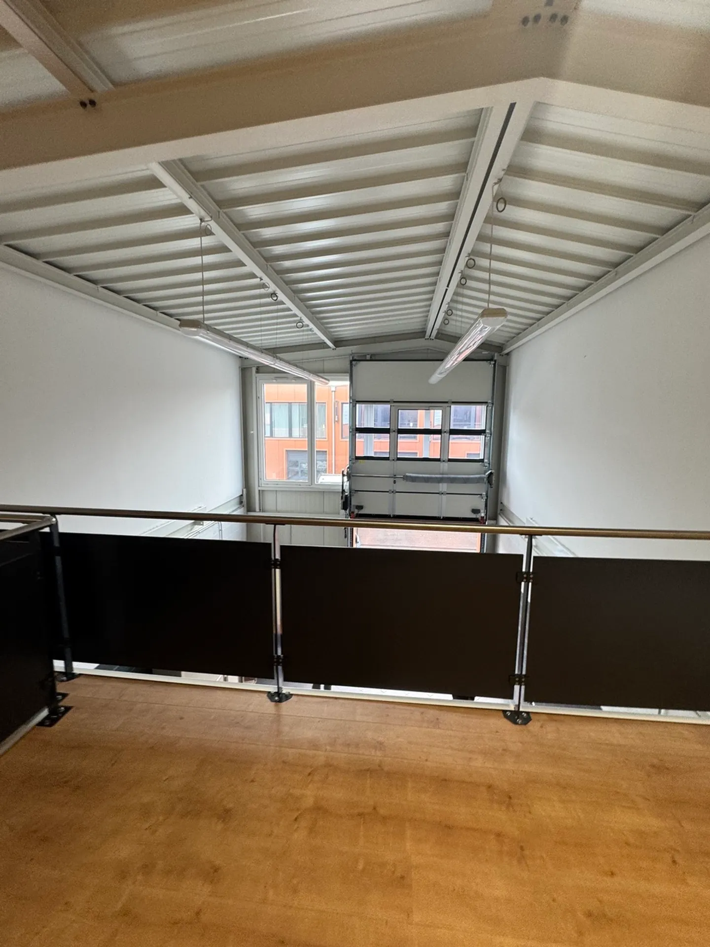 Mixed-use building for rent - Photo 12 of 14