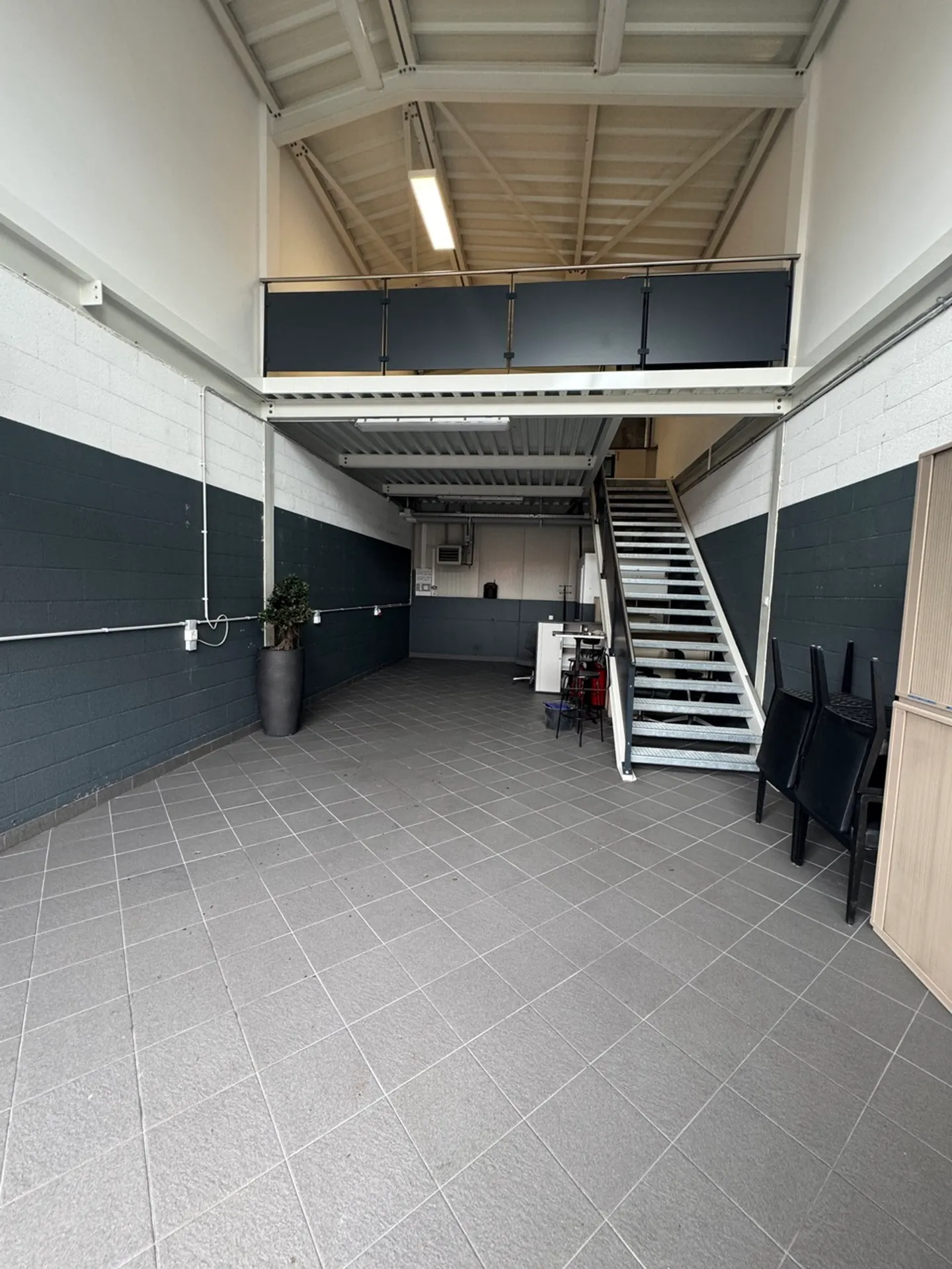 Mixed-use building for rent - Photo 13 of 14
