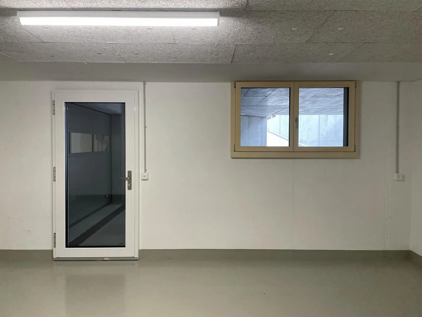 Salle de loisirs avec accès extérieur dans un nouveau complexe résidentiel - Photo 3 sur 4