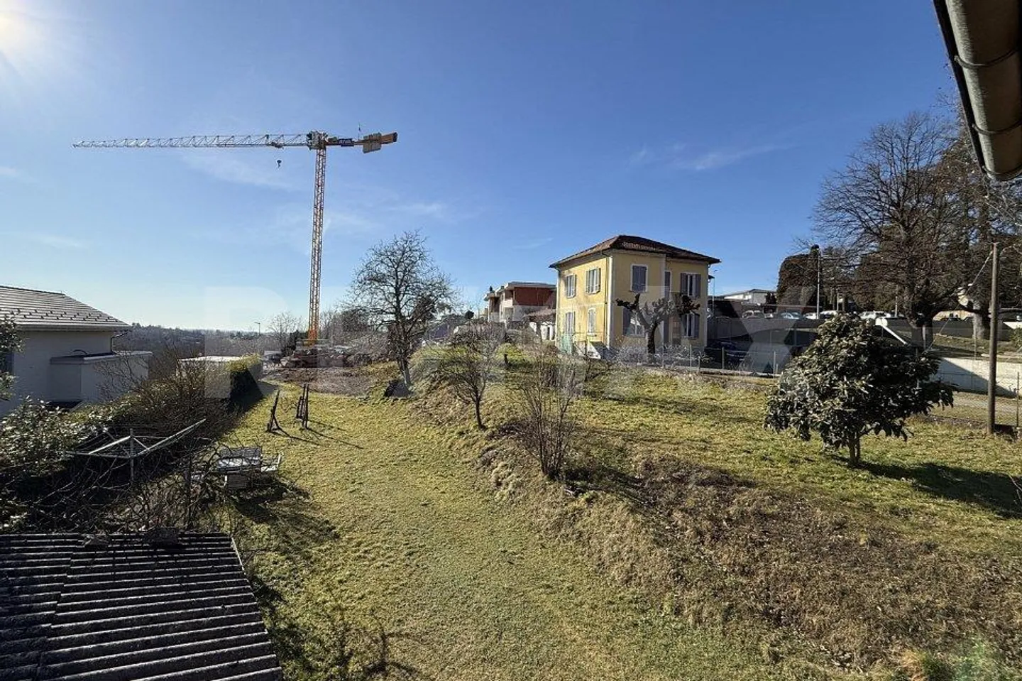 Edificio plurifamiliare con terreno edificabile - Foto 2 di 13