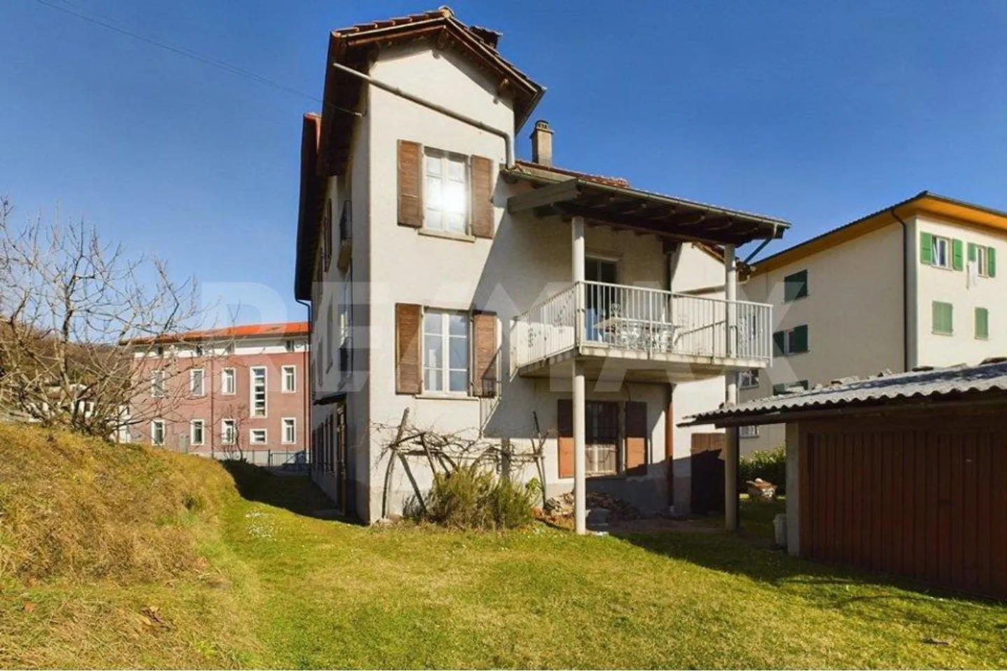 Edificio plurifamiliare con terreno edificabile - Foto 3 di 13