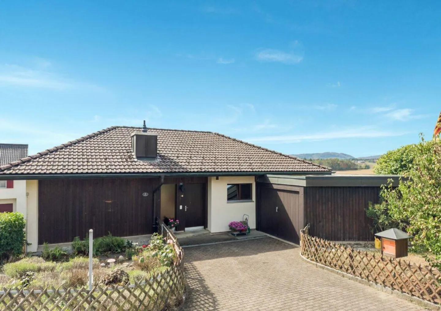 Detached 5.5-room single-family house with large garden in a privileged residential location - Photo 1 of 19