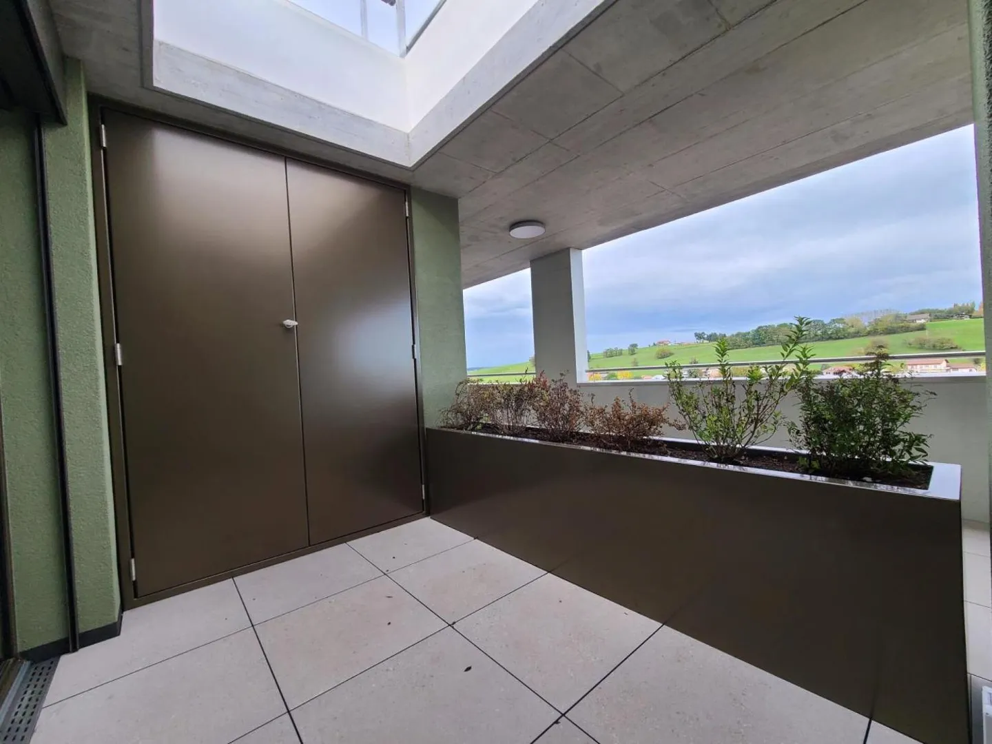 Appartement spacieux en attique - Photo 3 sur 12