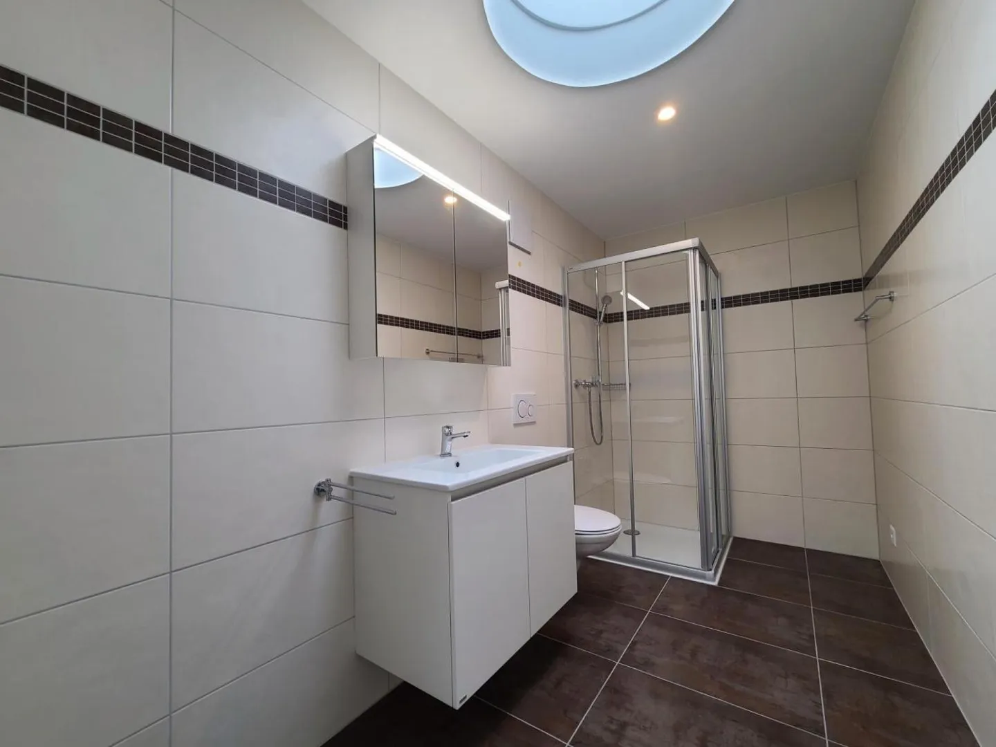 Appartement spacieux en attique - Photo 8 sur 12