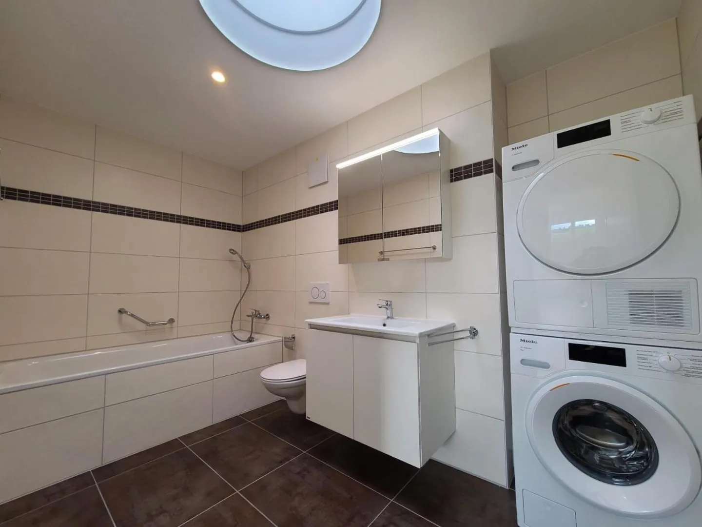 Appartement spacieux en attique - Photo 10 sur 12