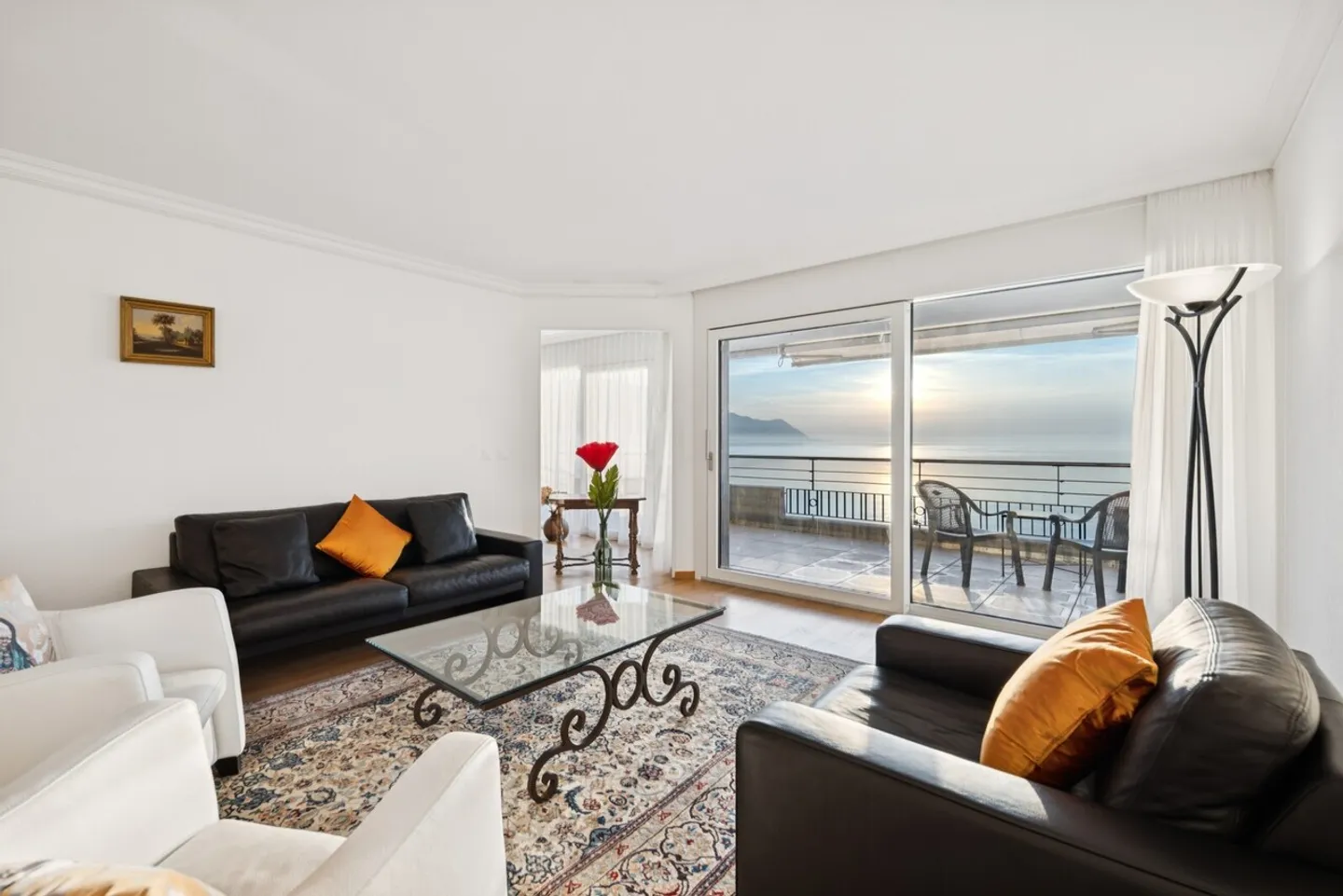 Stunning Lakeview Apartment - Photo 7 of 13