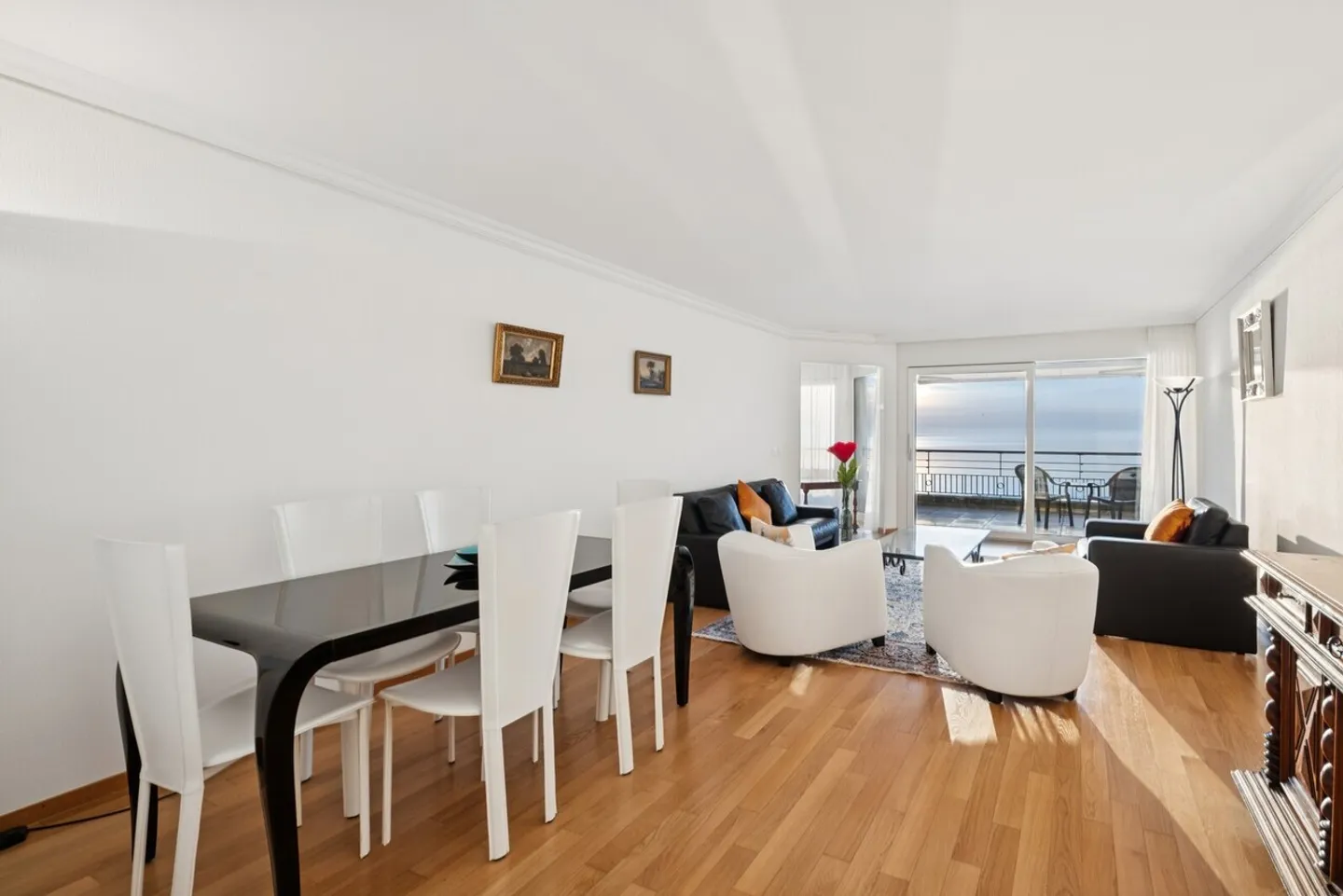 Stunning Lakeview Apartment - Photo 8 of 13