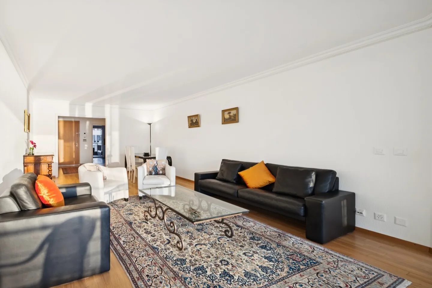 Stunning Lakeview Apartment - Photo 9 of 13