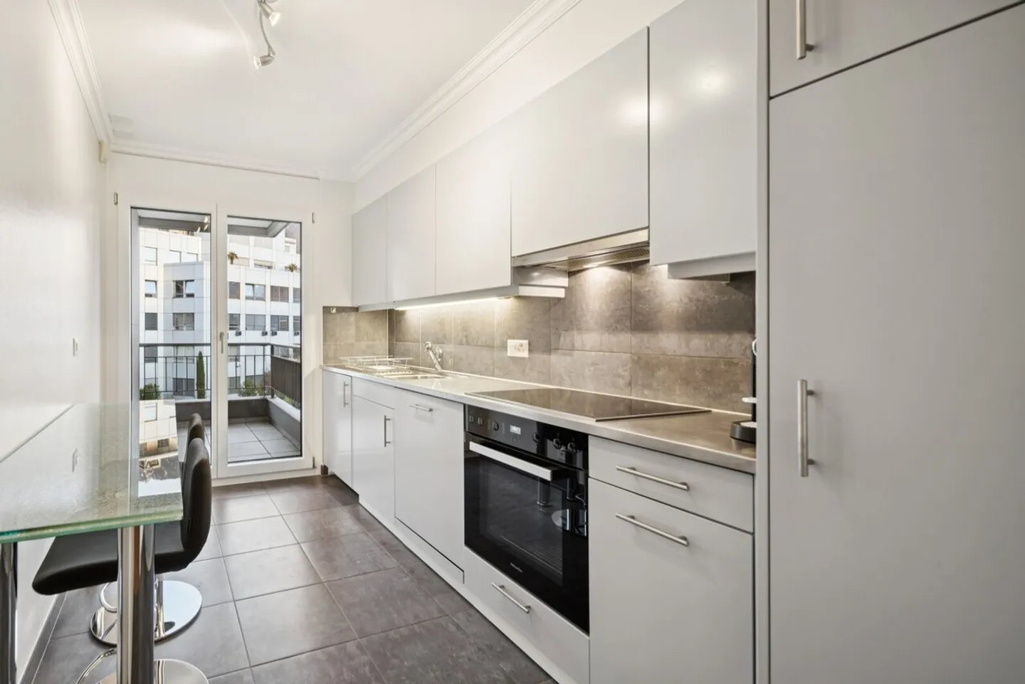 Stunning Lakeview Apartment - Photo 10 of 13