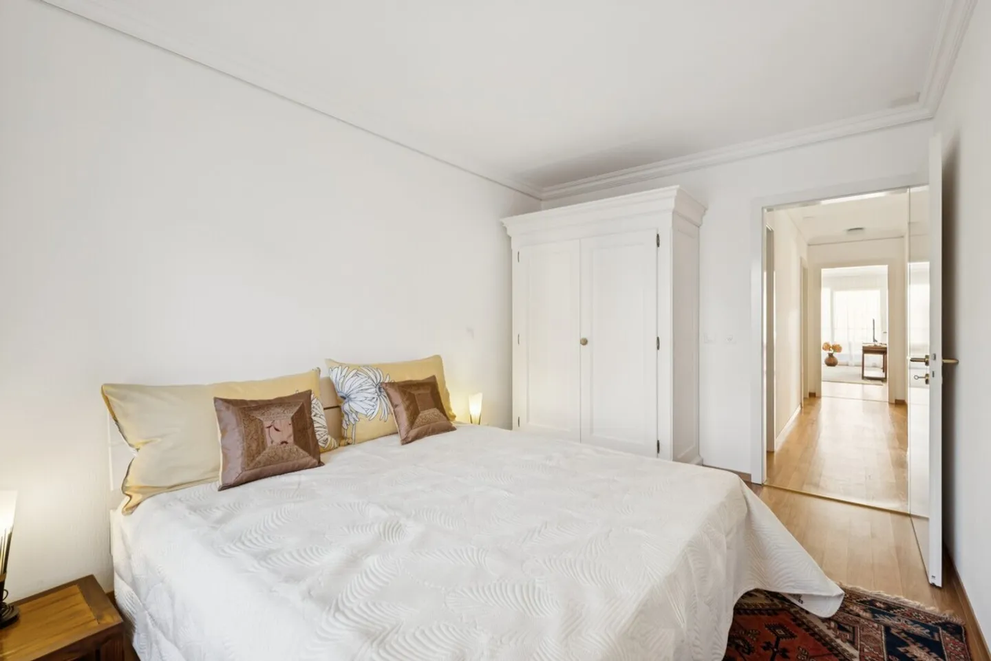 Stunning Lakeview Apartment - Photo 11 of 13