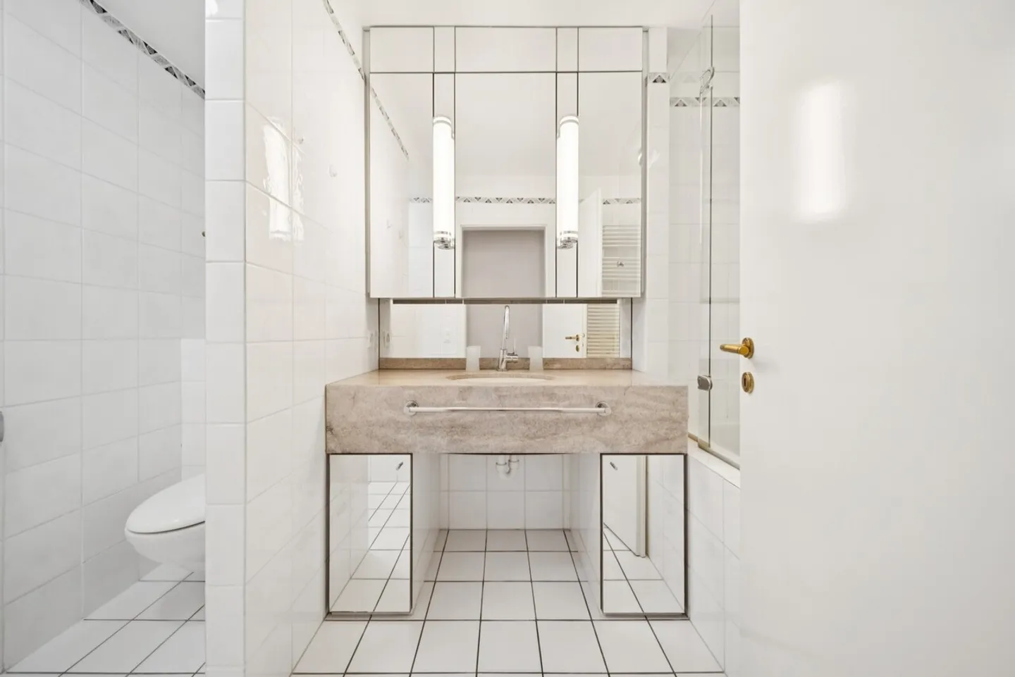 Stunning Lakeview Apartment - Photo 12 of 13