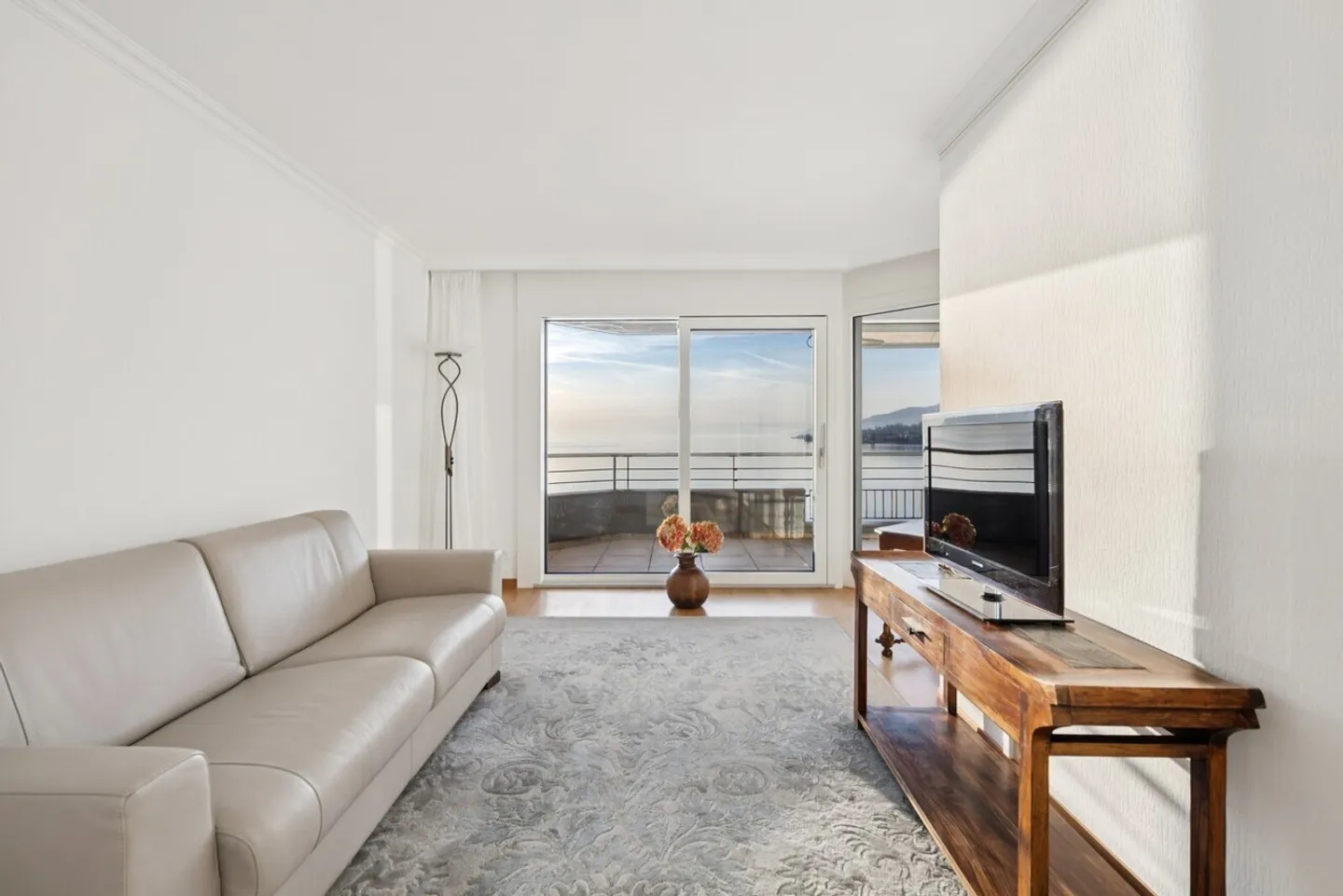 Stunning Lakeview Apartment - Photo 13 of 13
