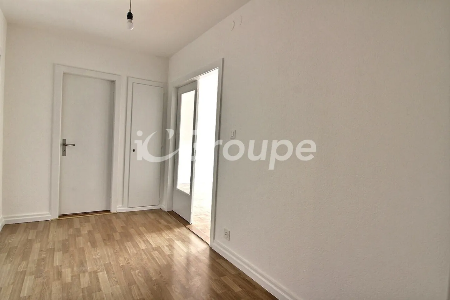 Wunderschöne renovierte 2,5-Zimmer-Wohnung zur Miete in Sion. - Foto 3 von 8