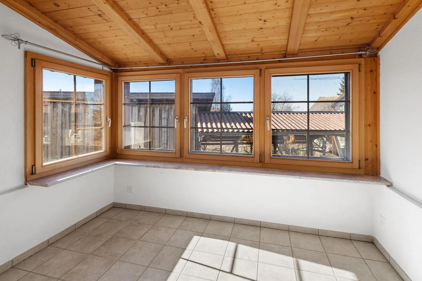 Maison d'angle avec vue sur le lac et la montagne et offre d'espace généreuse - Photo 10 sur 38