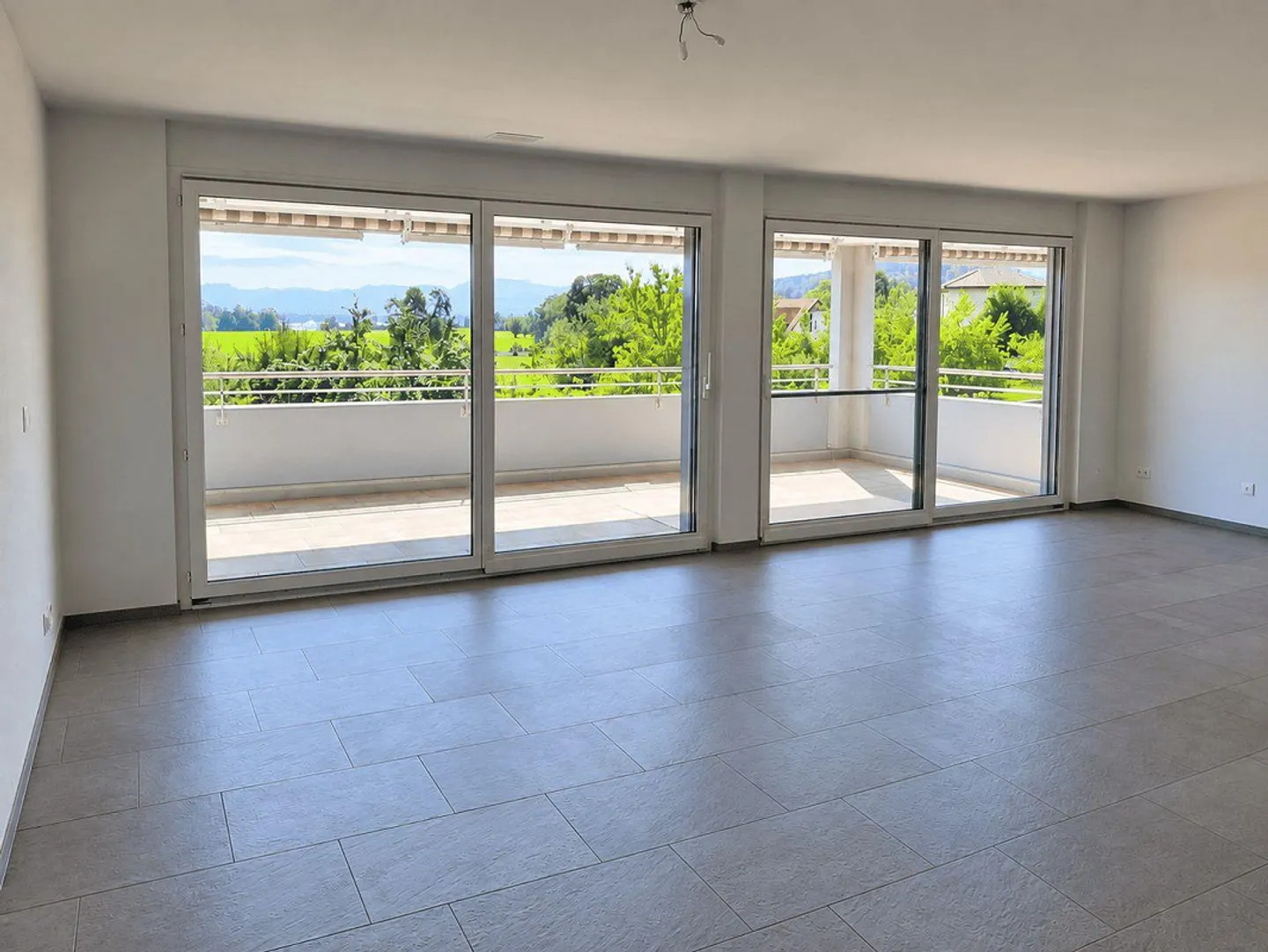 Moderne Wohnung mit sonnigem Balkon - Foto 2 von 10