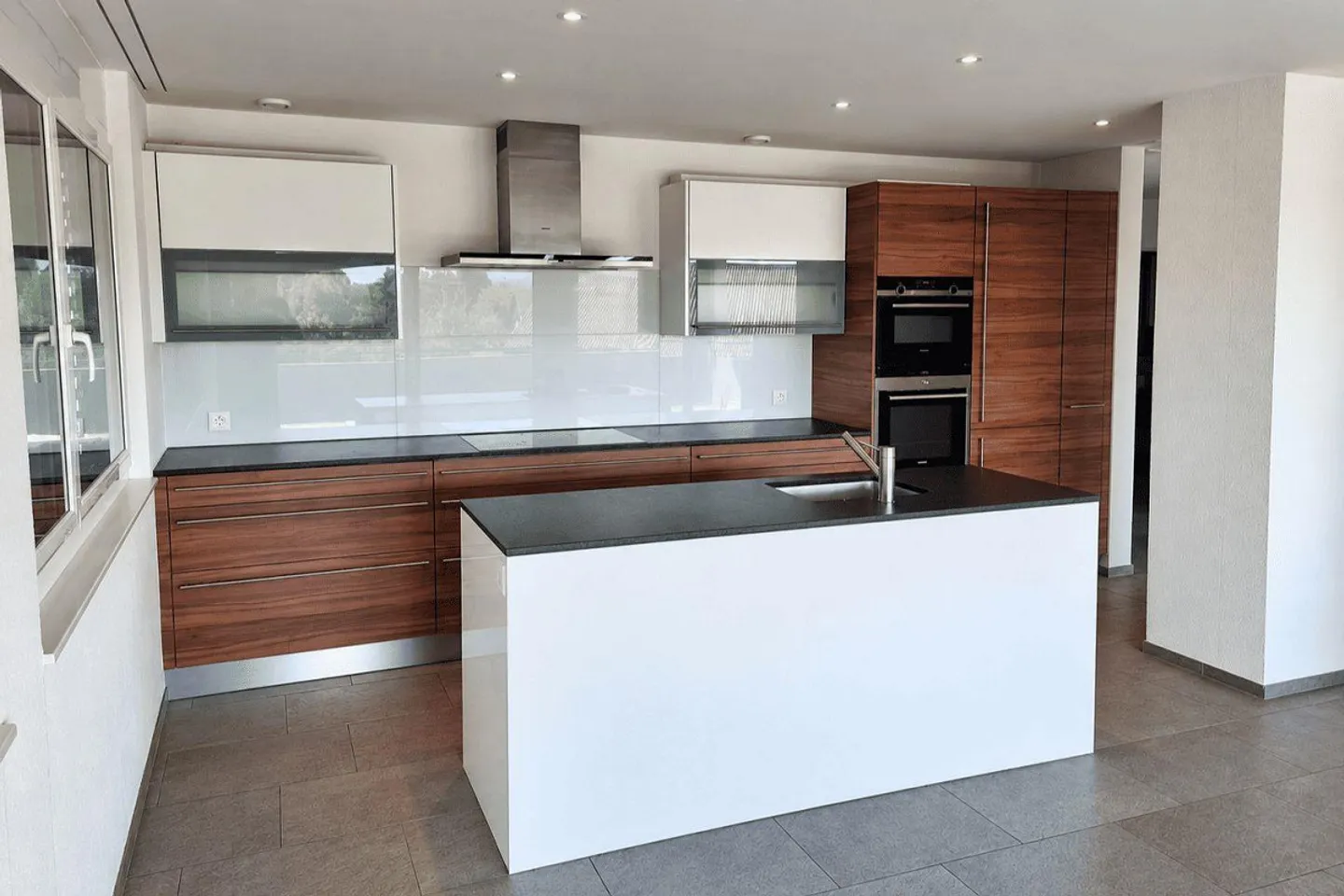 Moderne Wohnung mit sonnigem Balkon - Foto 3 von 10