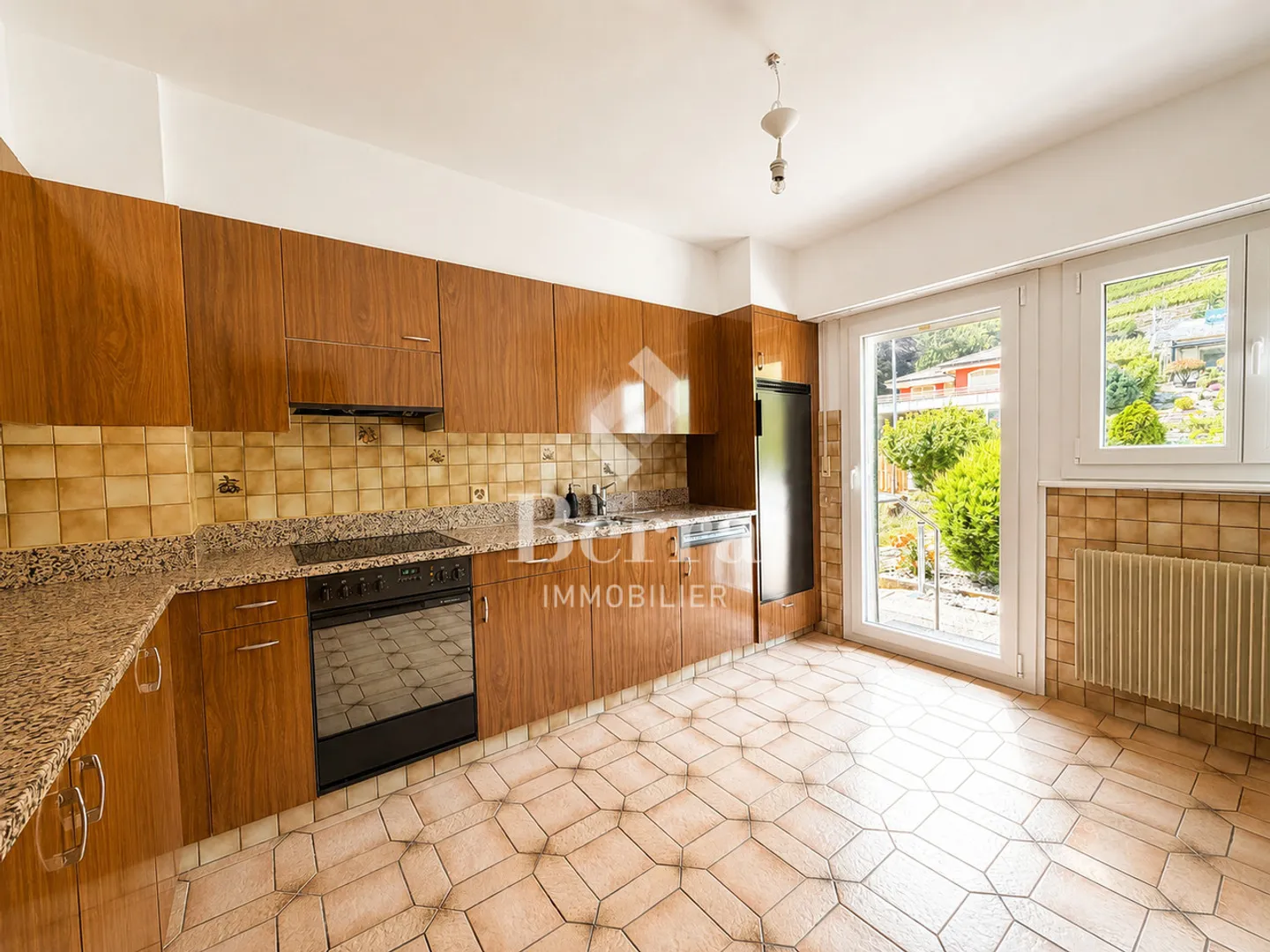 Villa indipendente con giardino, terrazza, garage e grande potenziale. - Foto 7 di 15
