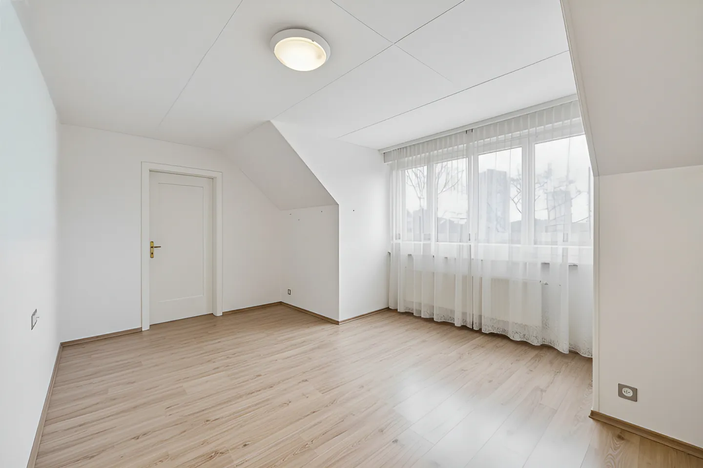 Stylish Semi-Detached House with Plenty of Space for Development - Photo 8 of 12