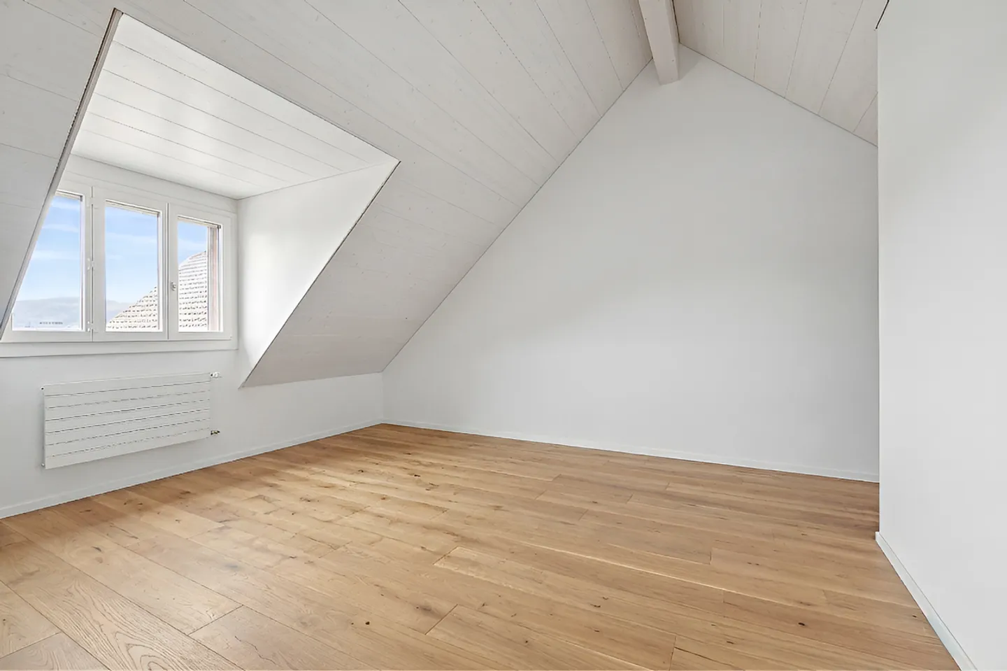 Stylish Semi-Detached House with Plenty of Space for Development - Photo 9 of 12