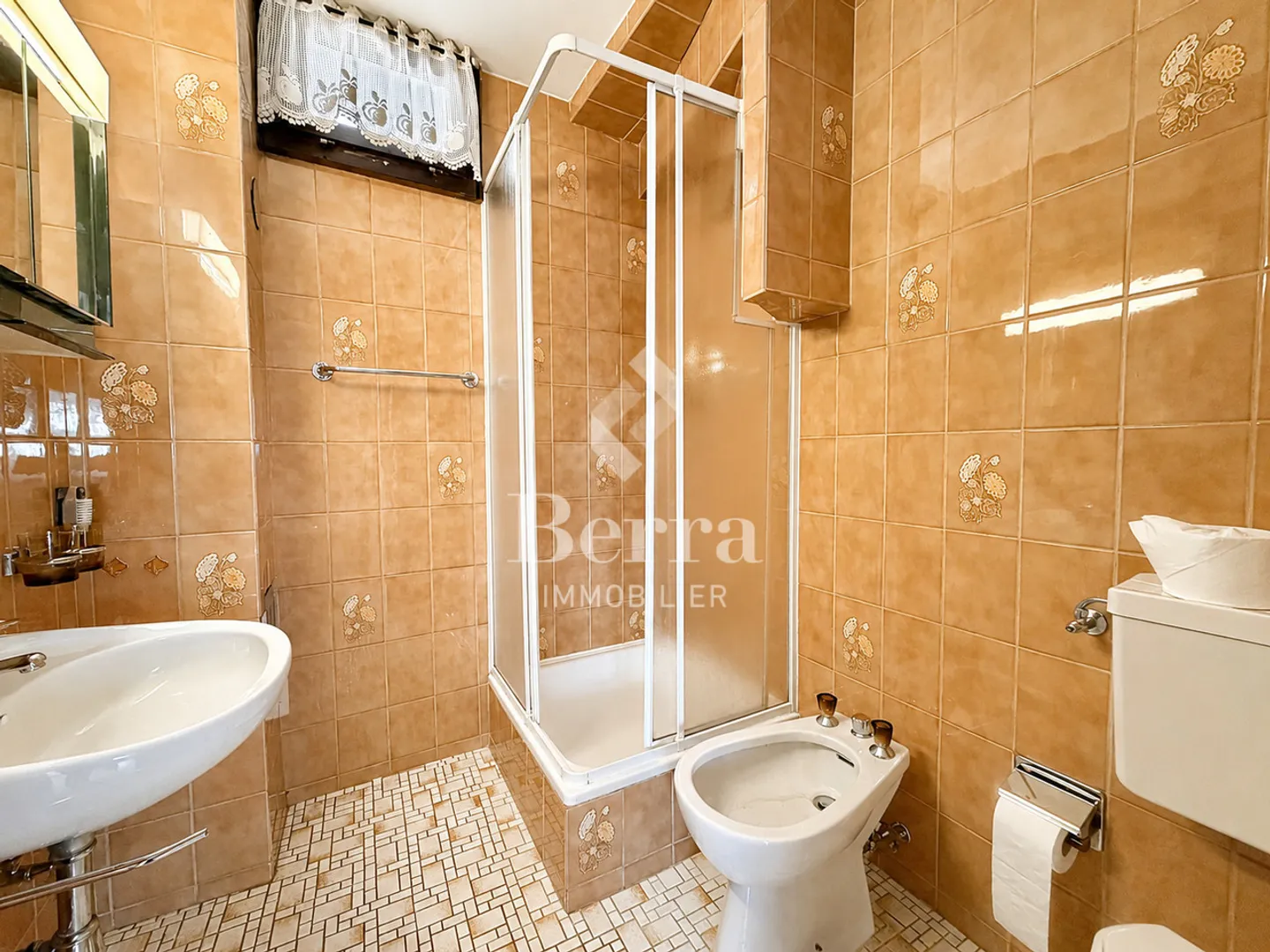 Villa indipendente con giardino, terrazza, garage e grande potenziale. - Foto 11 di 15