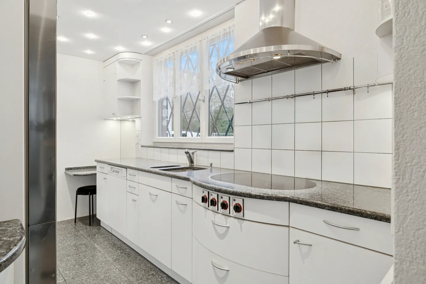 Stylish Semi-Detached House with Plenty of Space for Development - Photo 5 of 12