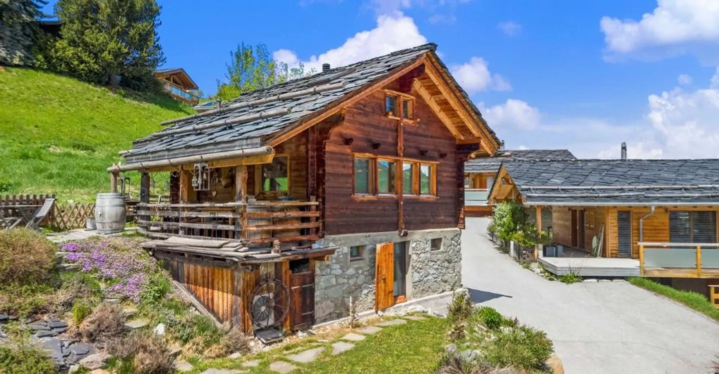 Authentic chalet for rent by the week - a dream in the mountains - Photo 1 of 10