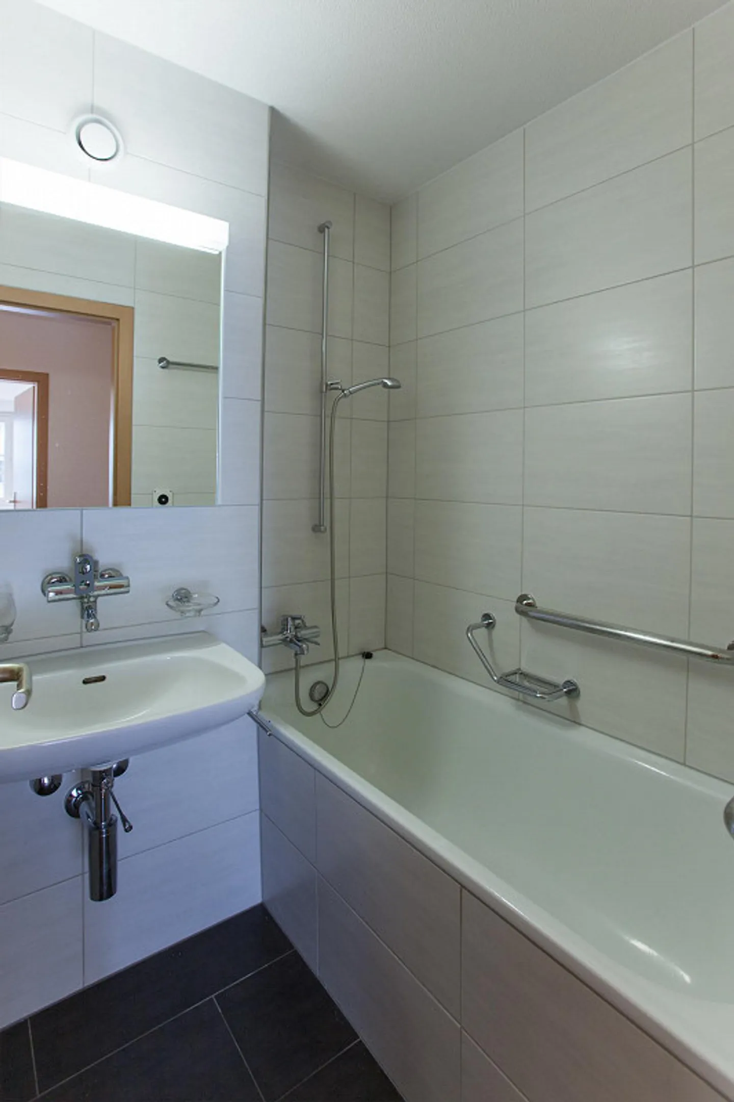 Large 4.5 Room Apartment in a Quiet Location - Photo 13 of 17