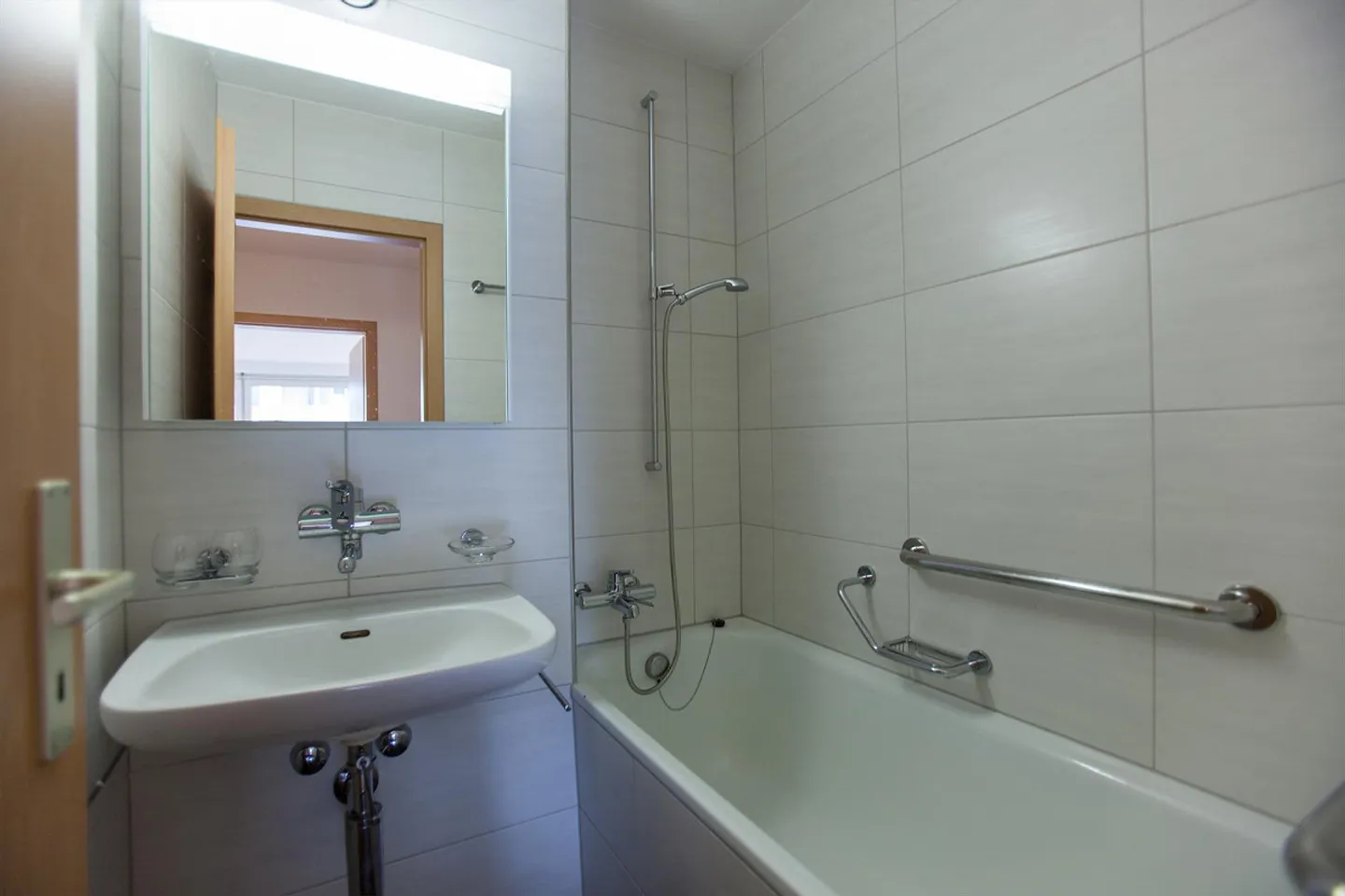 Large 4.5 Room Apartment in a Quiet Location - Photo 14 of 17