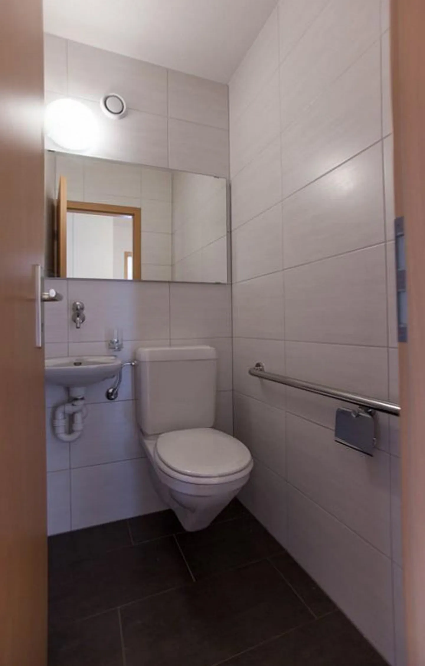 Large 4.5 Room Apartment in a Quiet Location - Photo 15 of 17