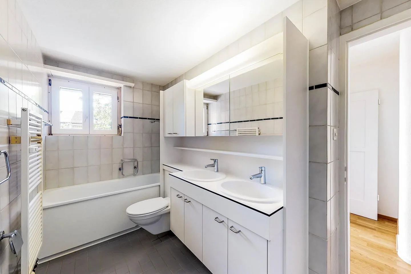 Central living, enjoy quietly - Photo 8 of 8