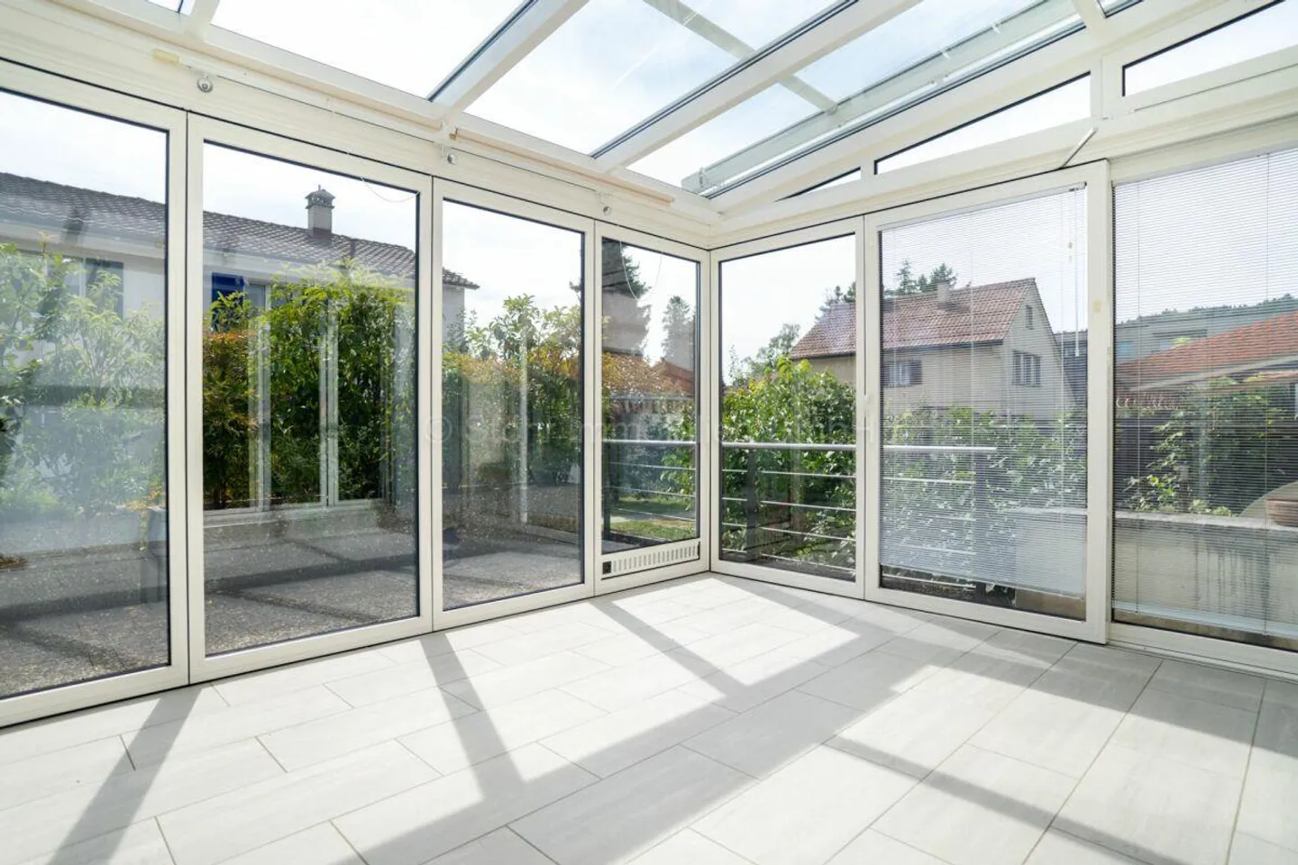 Accogliente casa a schiera di 4,5 stanze a Guggenbühl - Foto 2 di 23