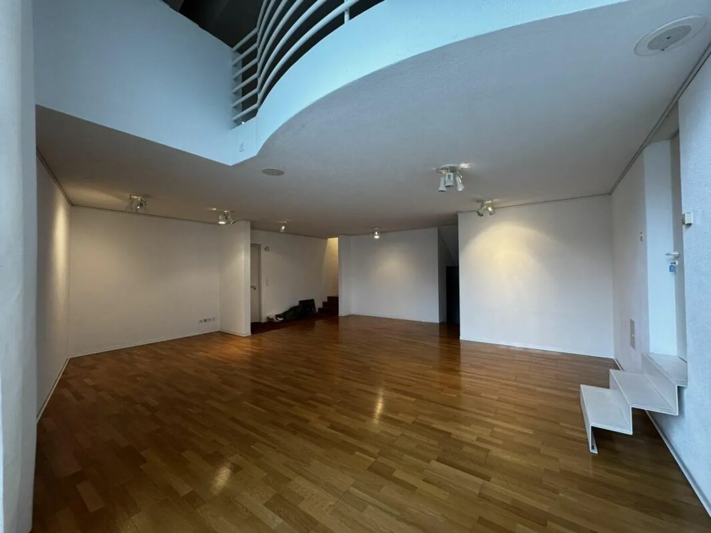 House section "Gallery" with open layout - Photo 11 of 24