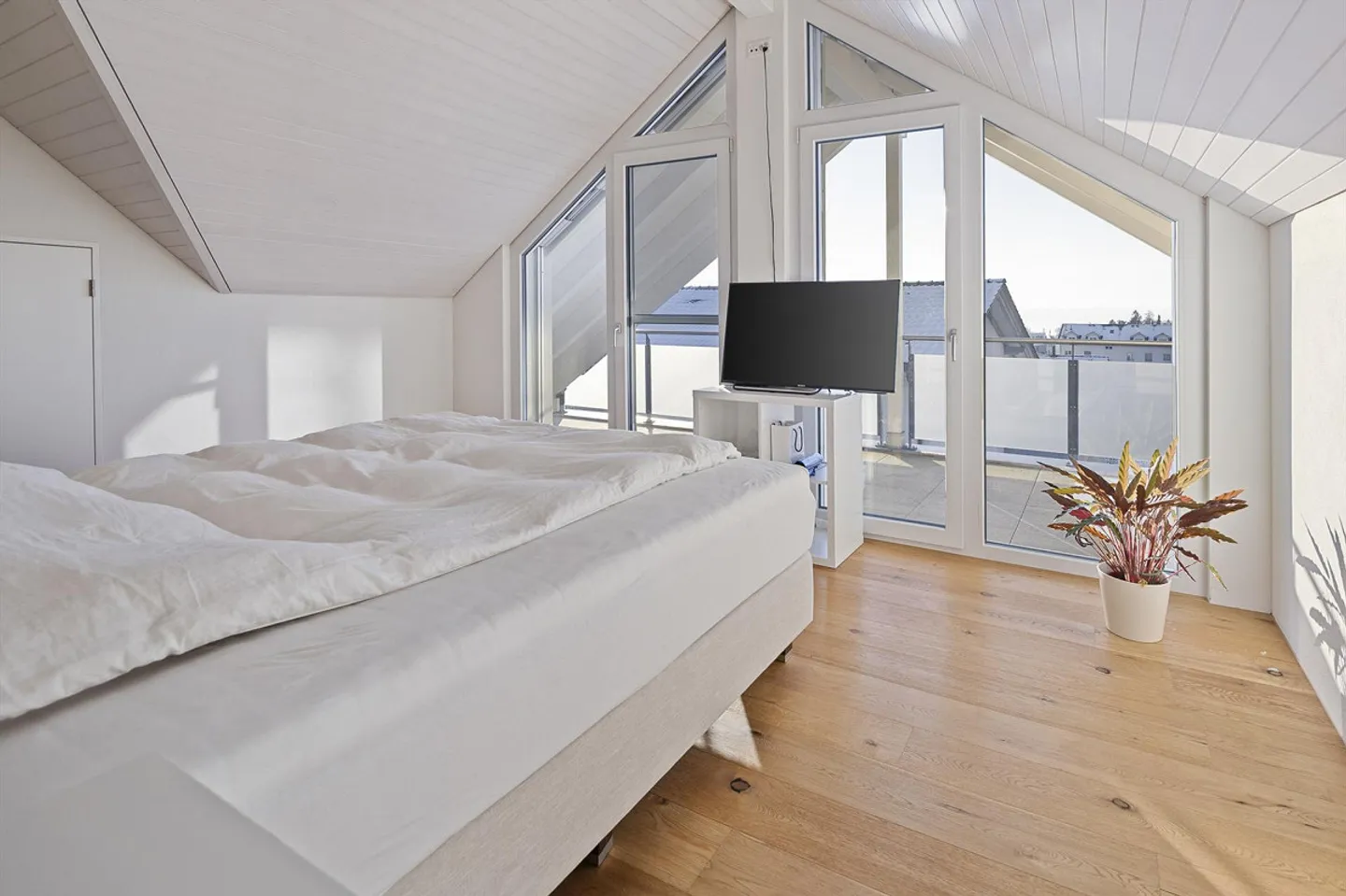 Vue partielle sur le lac avec deux loggias et aménagement moderne - Photo 6 sur 14